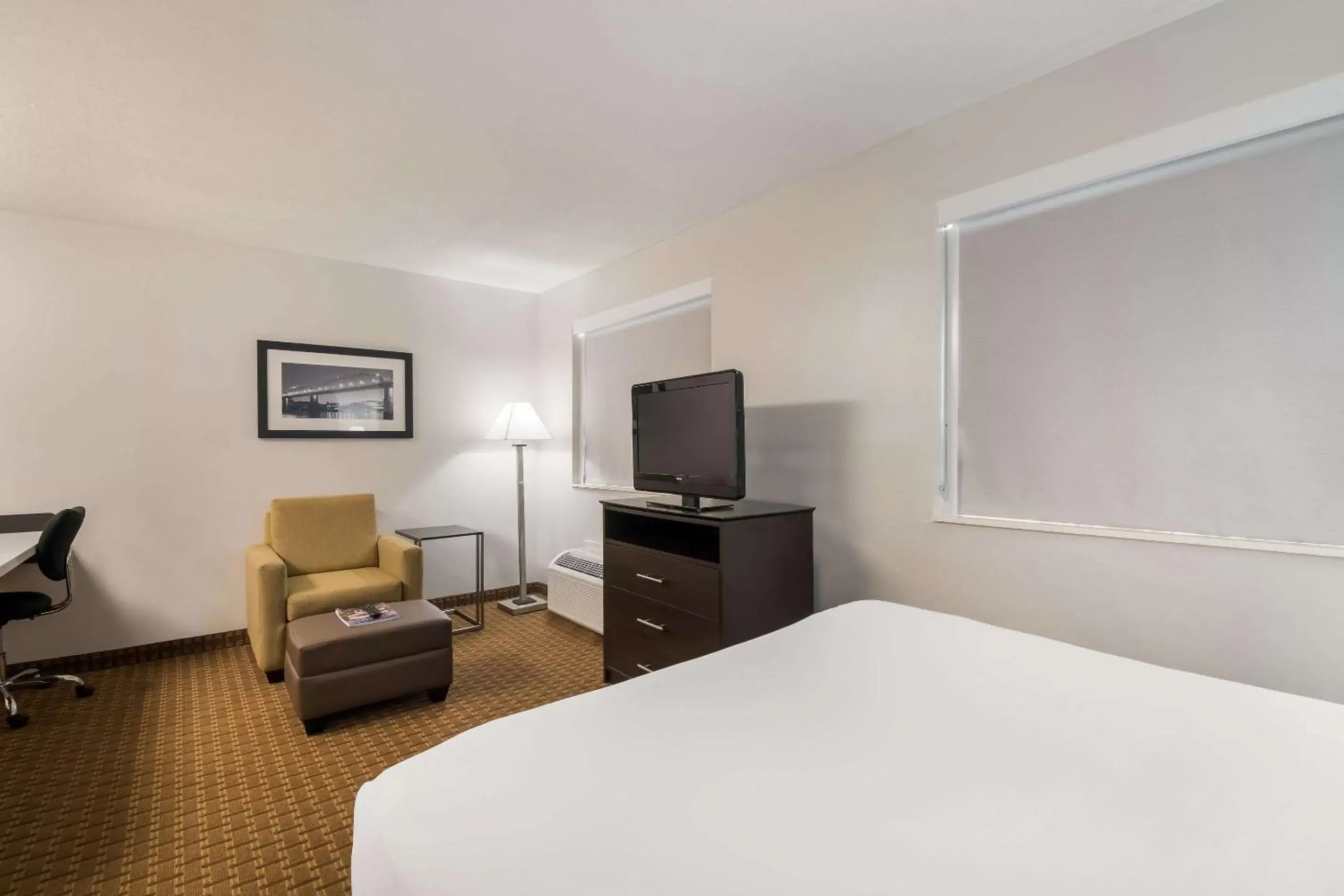 Bedroom, TV/Entertainment Center in MainStay Suites Chattanooga Hamilton Place