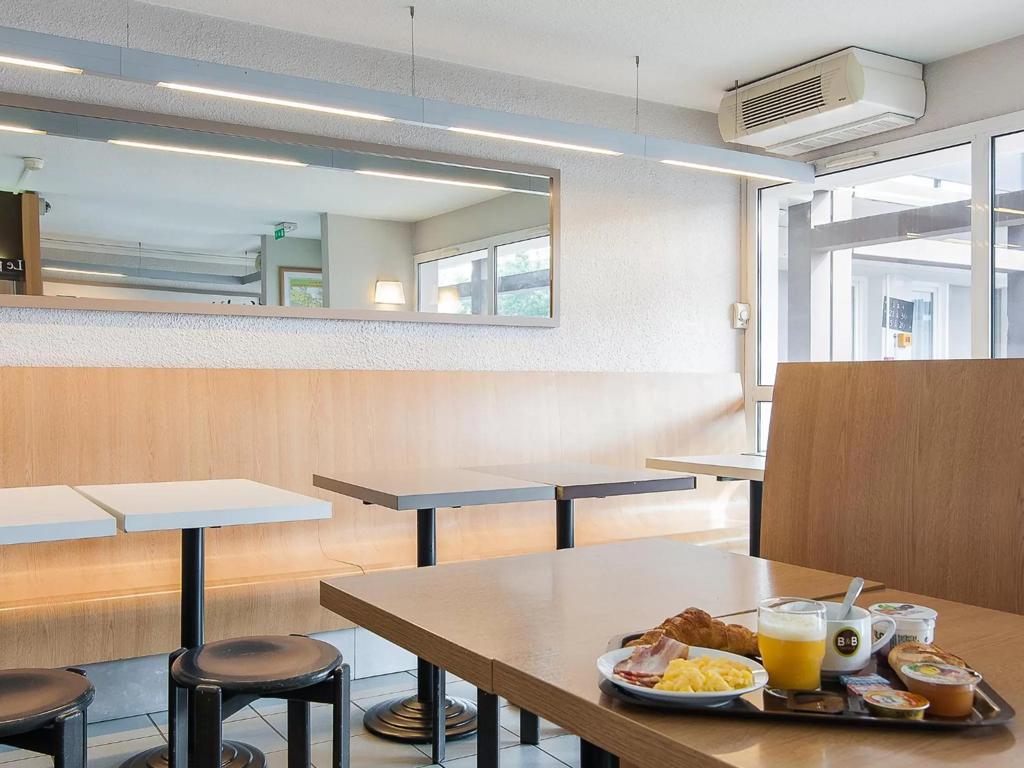 Restaurant/places to eat in B&B HOTEL Bordeaux Lormont