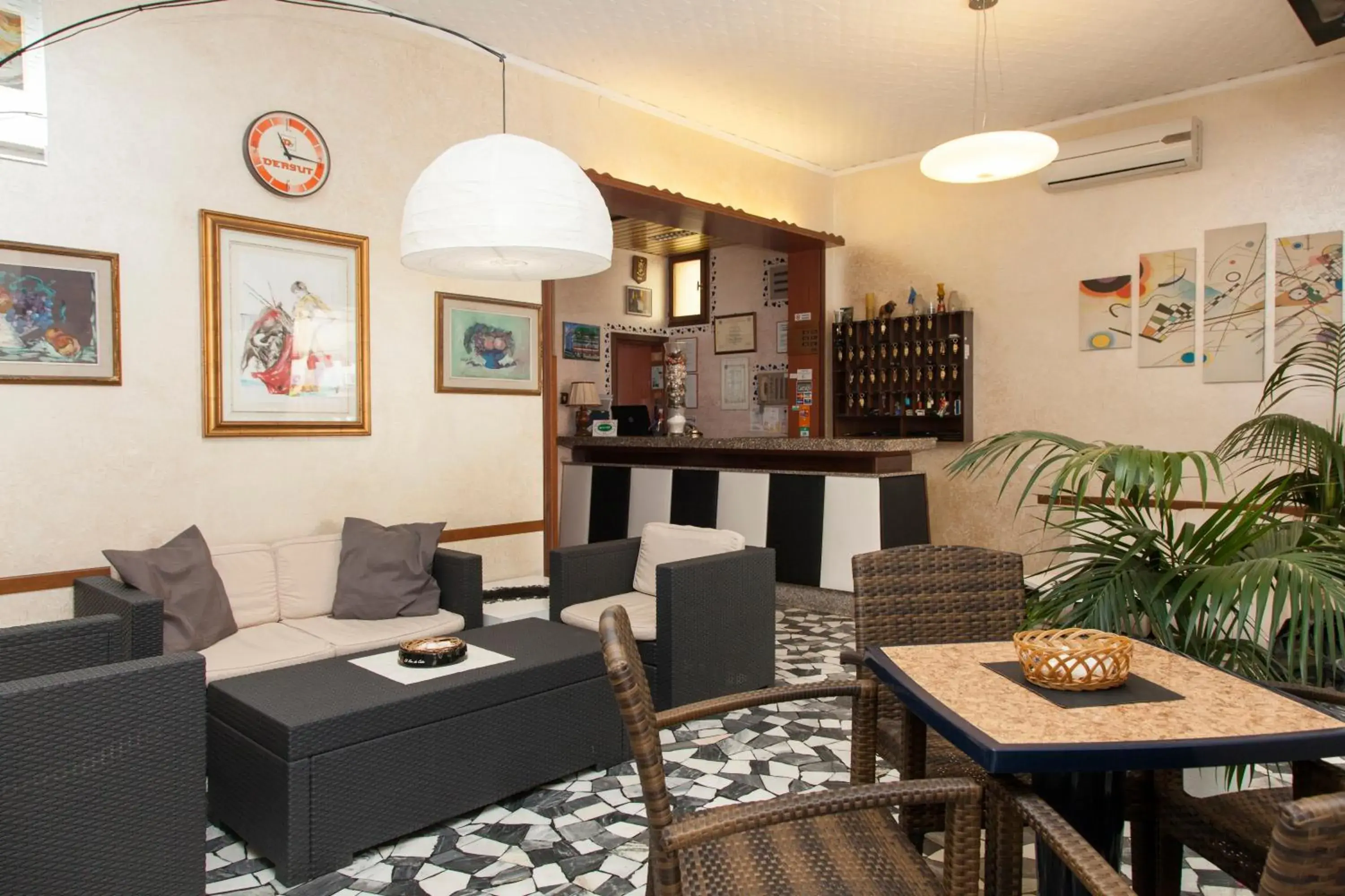Communal lounge/ TV room in Hotel Edera