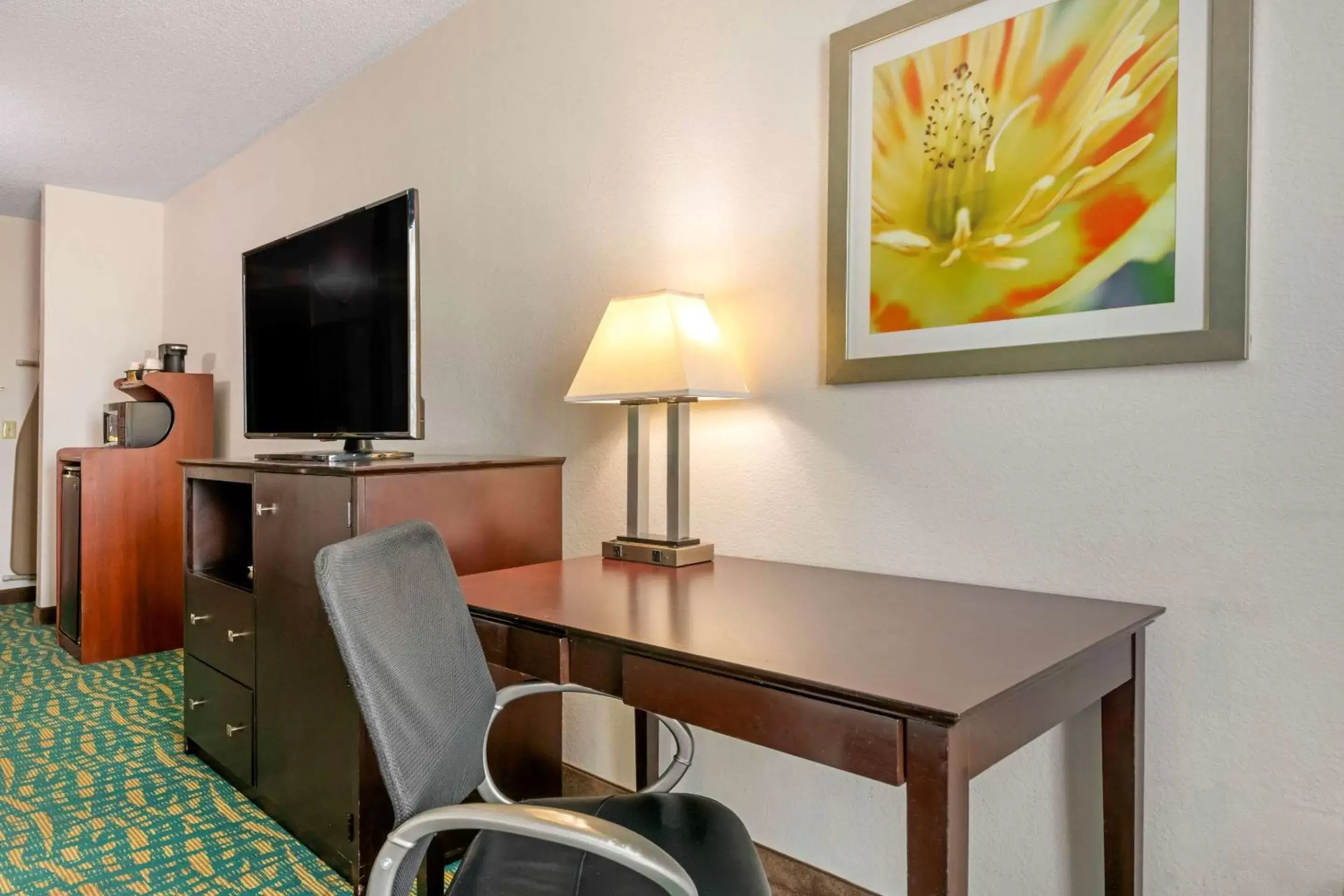 Photo of the whole room, TV/Entertainment Center in Comfort Inn & Suites Fort Lauderdale West Turnpike