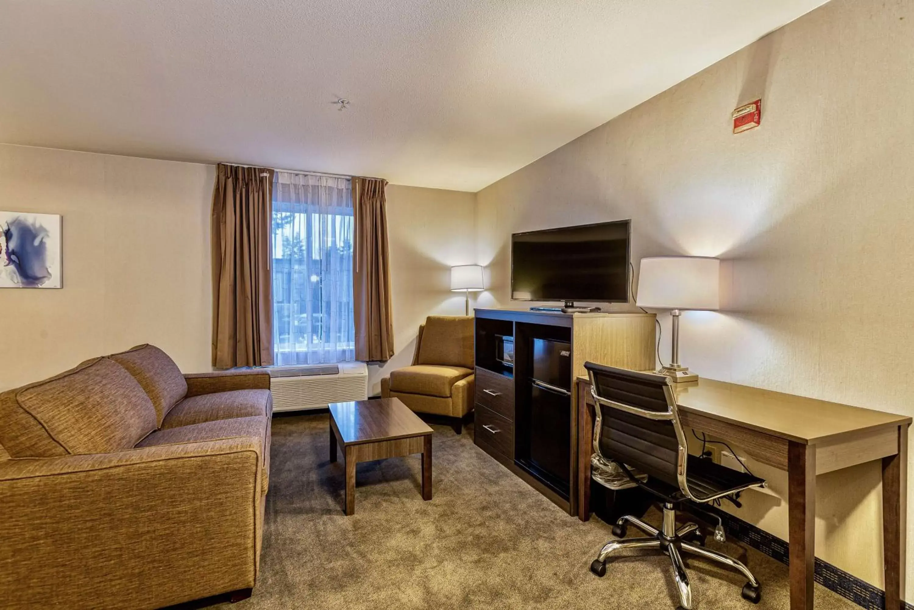 TV and multimedia, Seating Area in SureStay Plus Hotel by Best Western SeaTac Airport