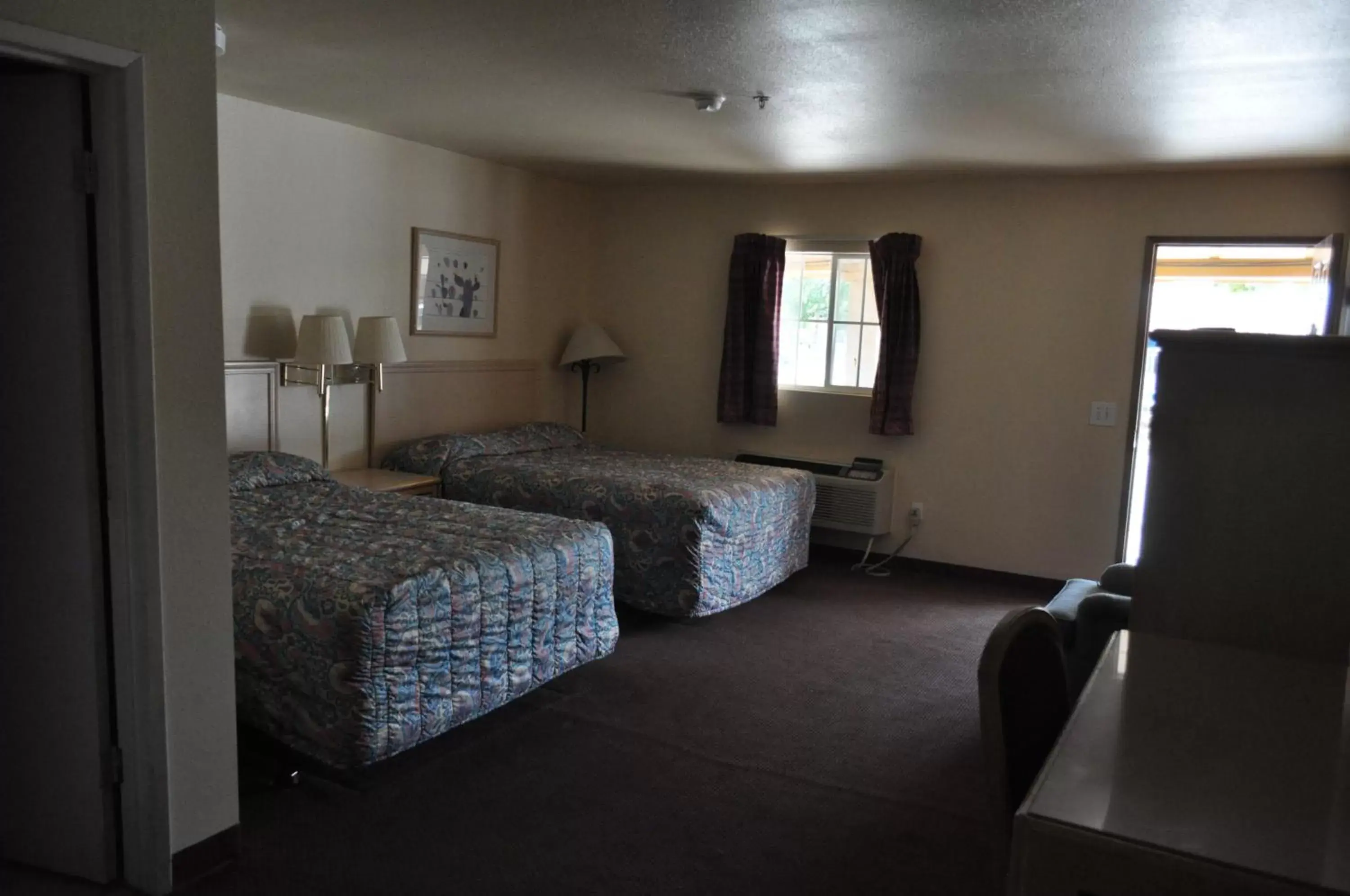 Bed in California Suites Motel