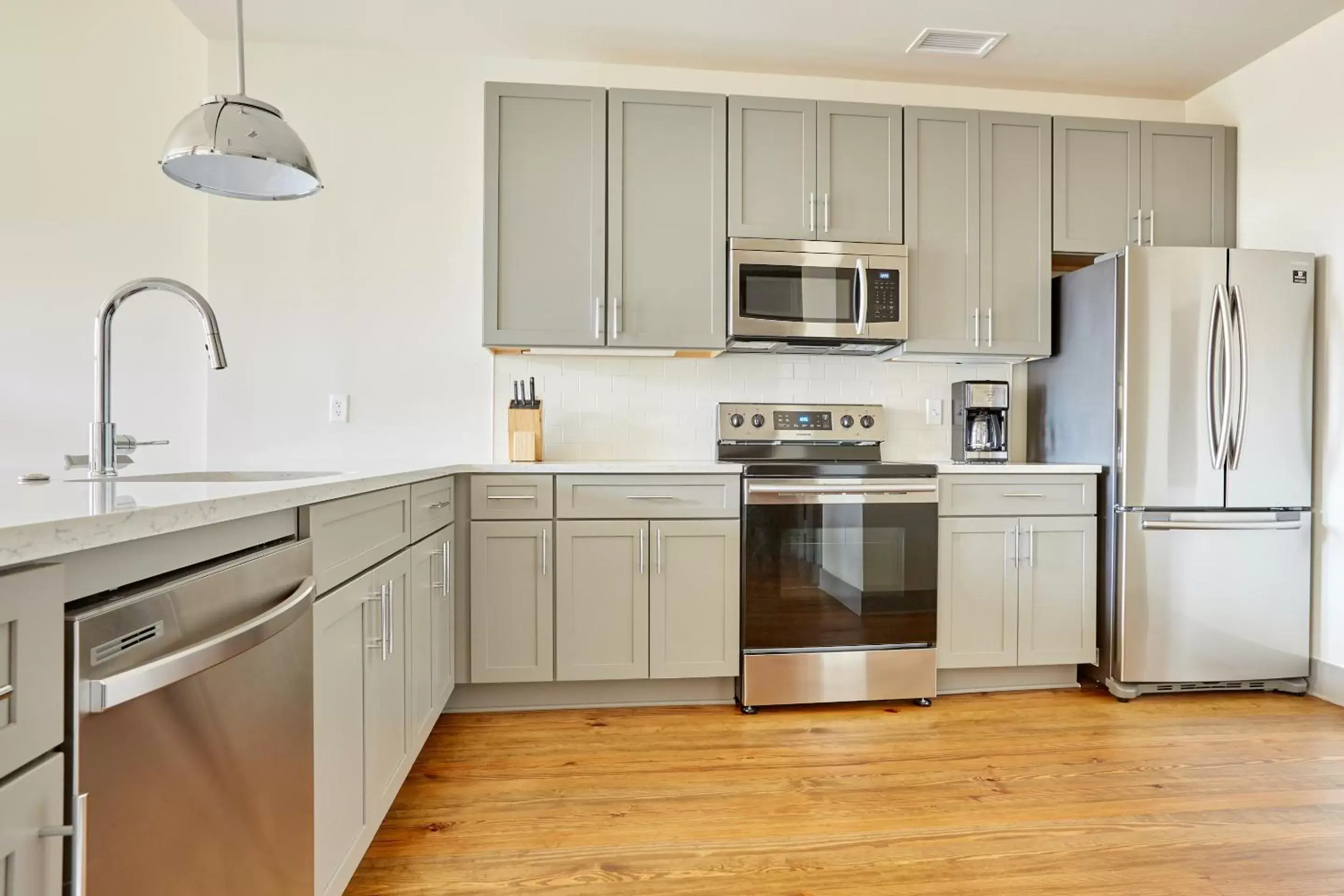 Living room, Kitchen/Kitchenette in Sonder Telfair Square