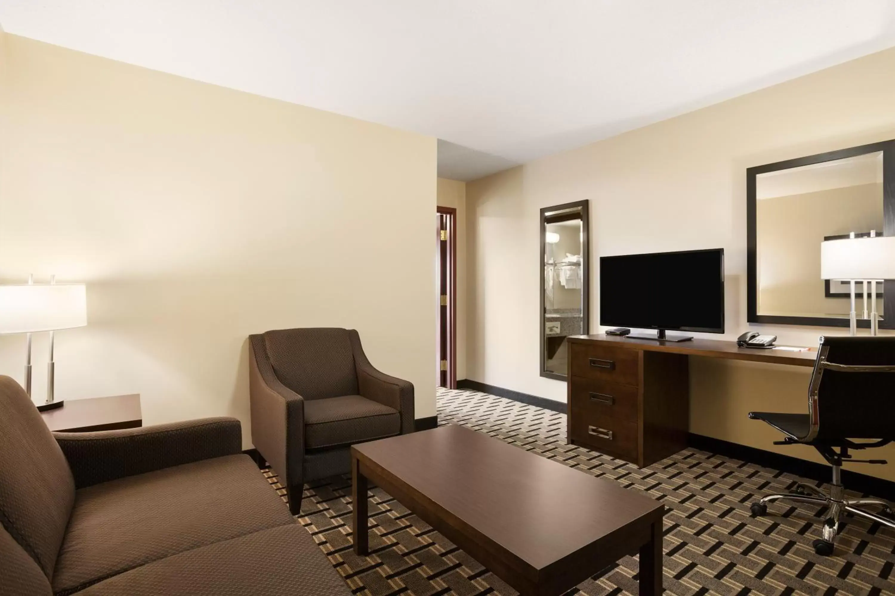 Coffee/tea facilities, TV/Entertainment Center in Ramada by Wyndham Edson