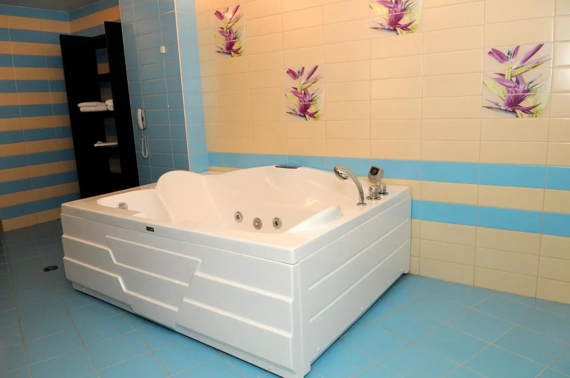 Hot Tub, Bathroom in Gardenia Park Hotel