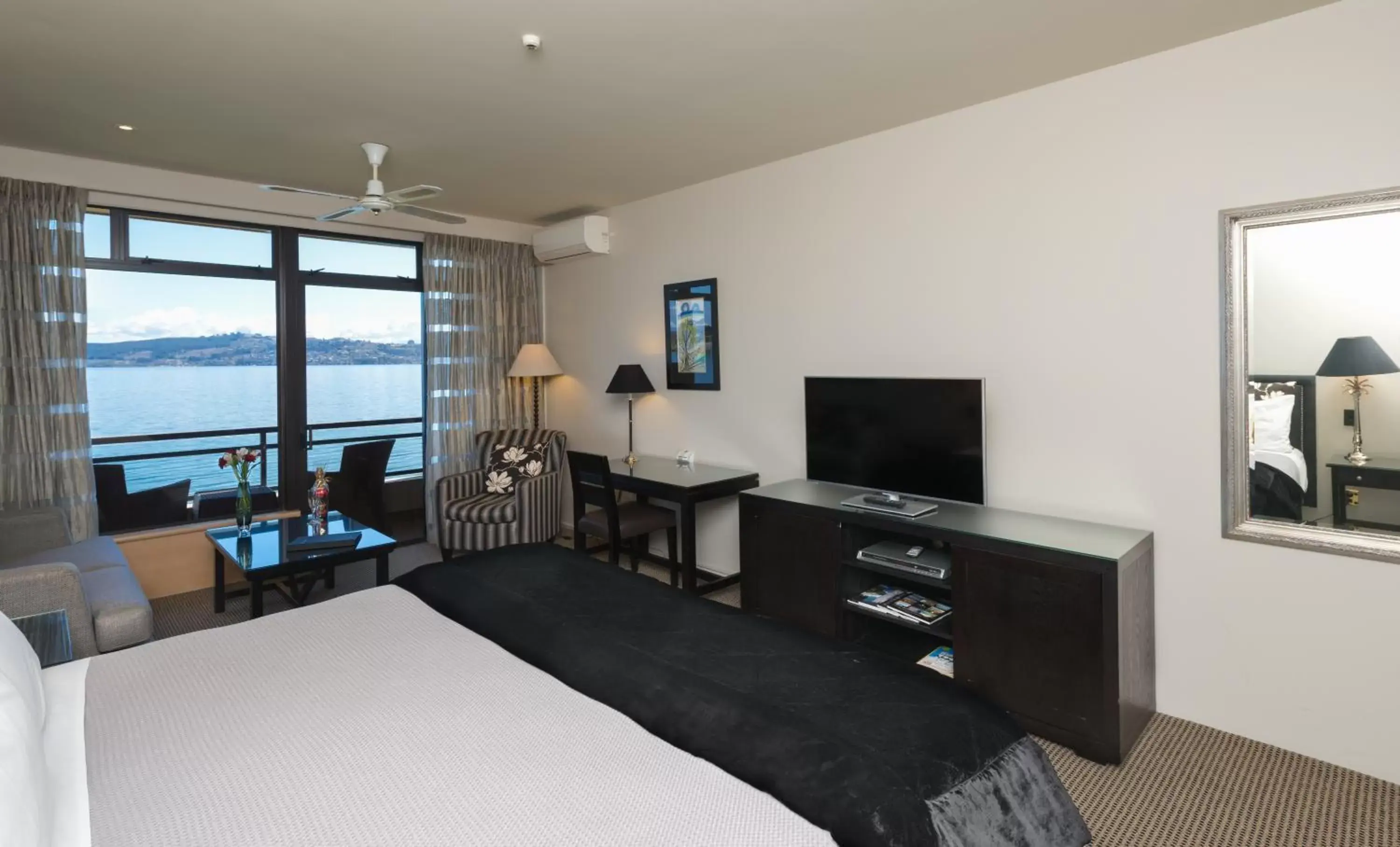 TV and multimedia in Millennium Hotel & Resort Manuels Taupo
