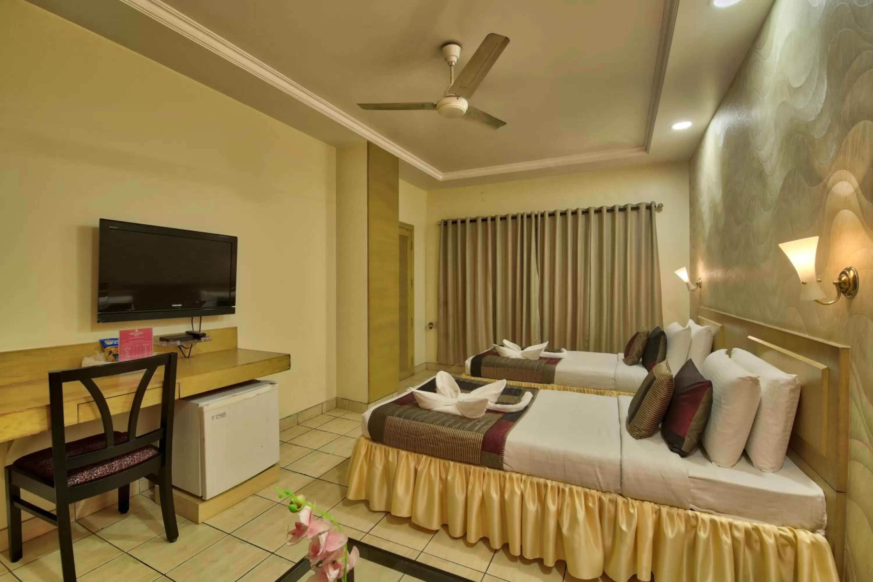 Bed in Vishwaratna Hotel