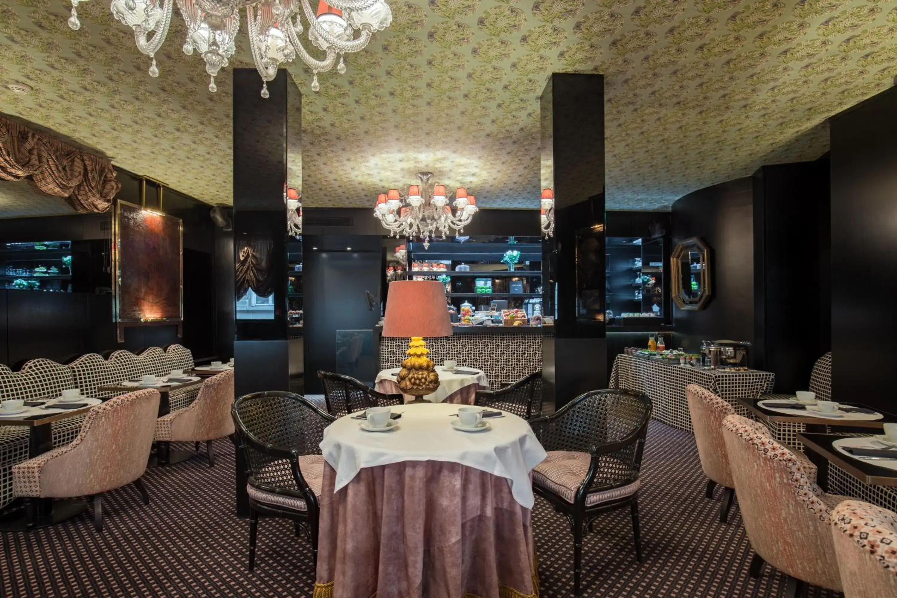 Restaurant/Places to Eat in Chalgrin Boutique Hotel