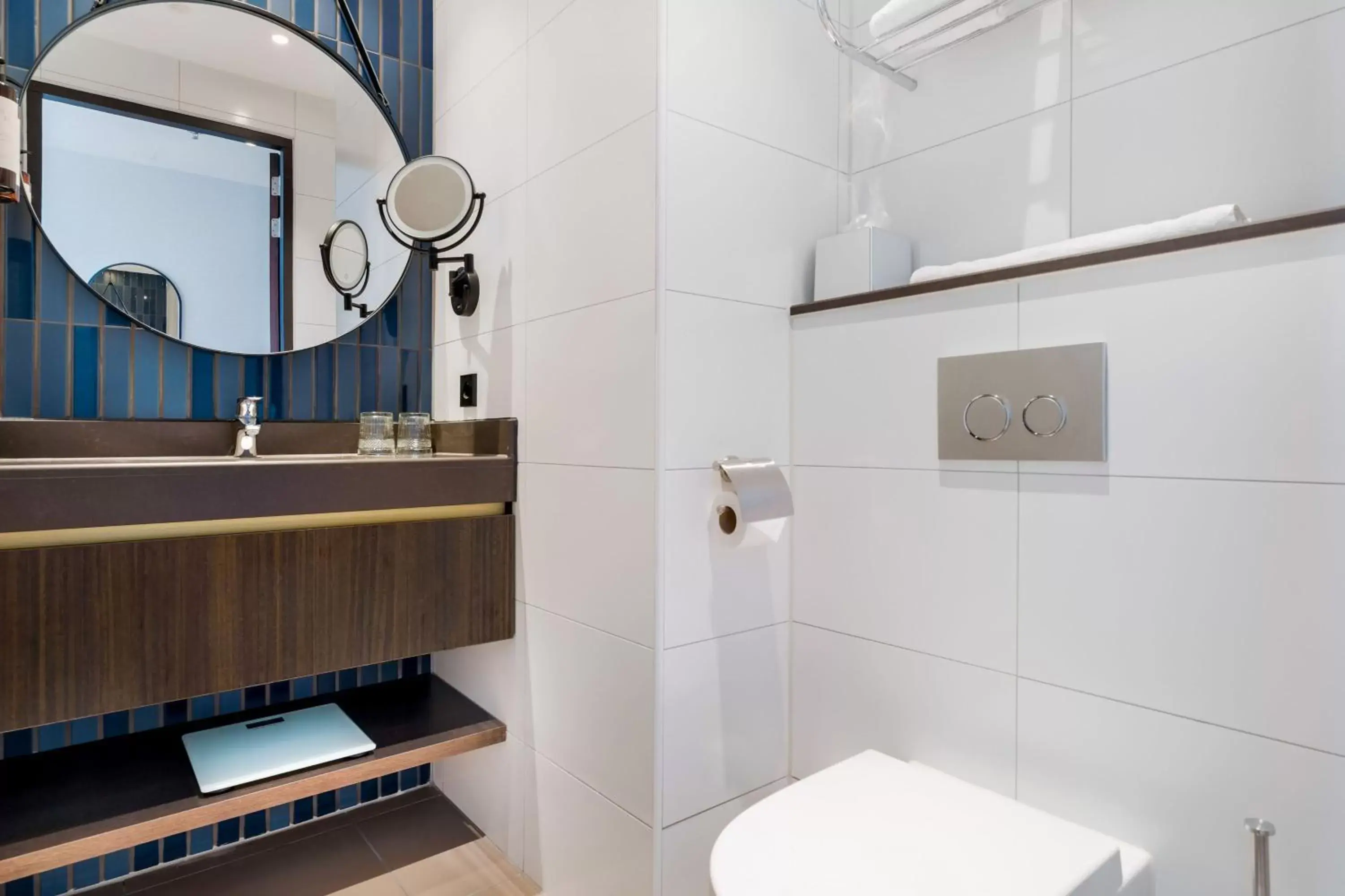 Bathroom in Corendon Amsterdam New-West, a Tribute Portfolio Hotel