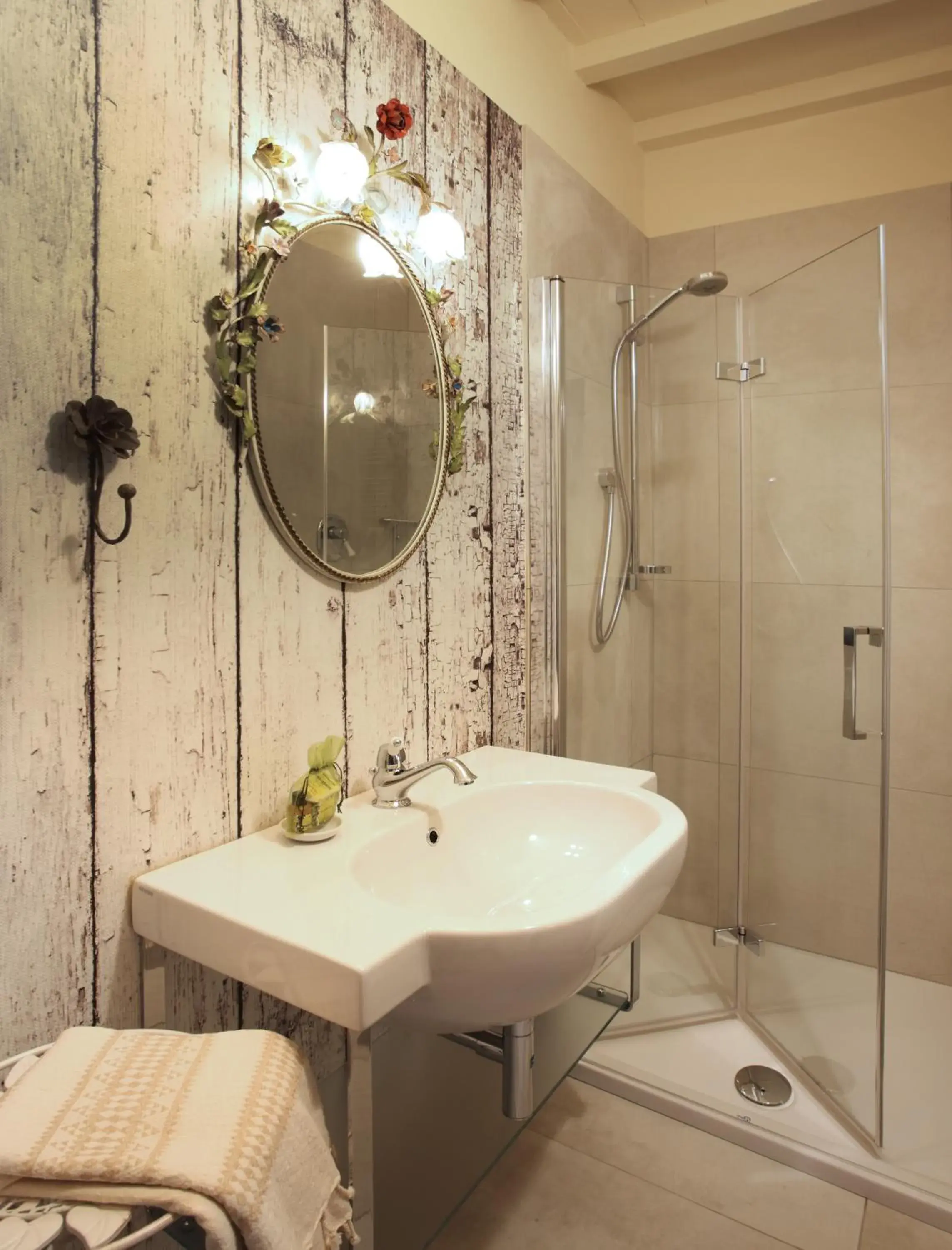 Shower, Bathroom in Borgo San Benedetto