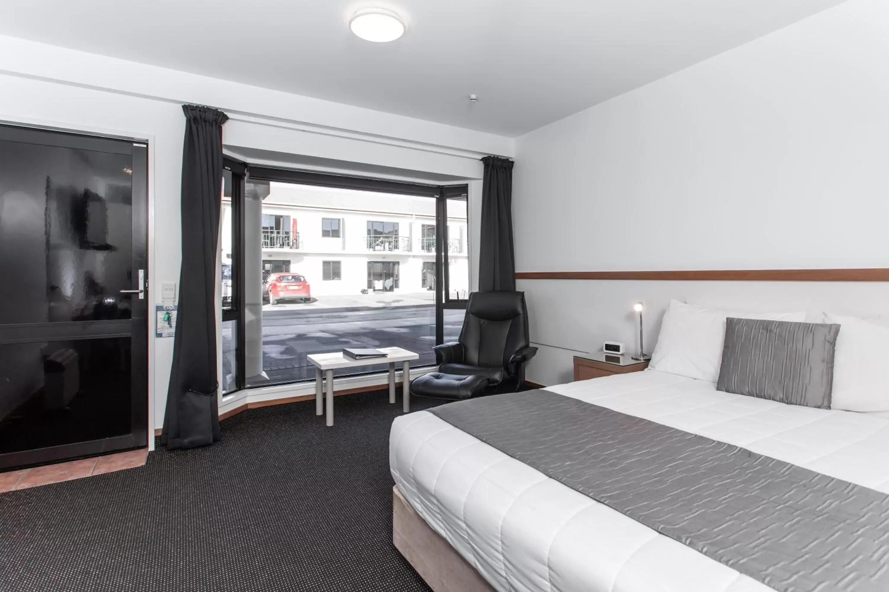 Photo of the whole room, Bed in Palms Motel Photo of the whole room, Bed in Palms Motel