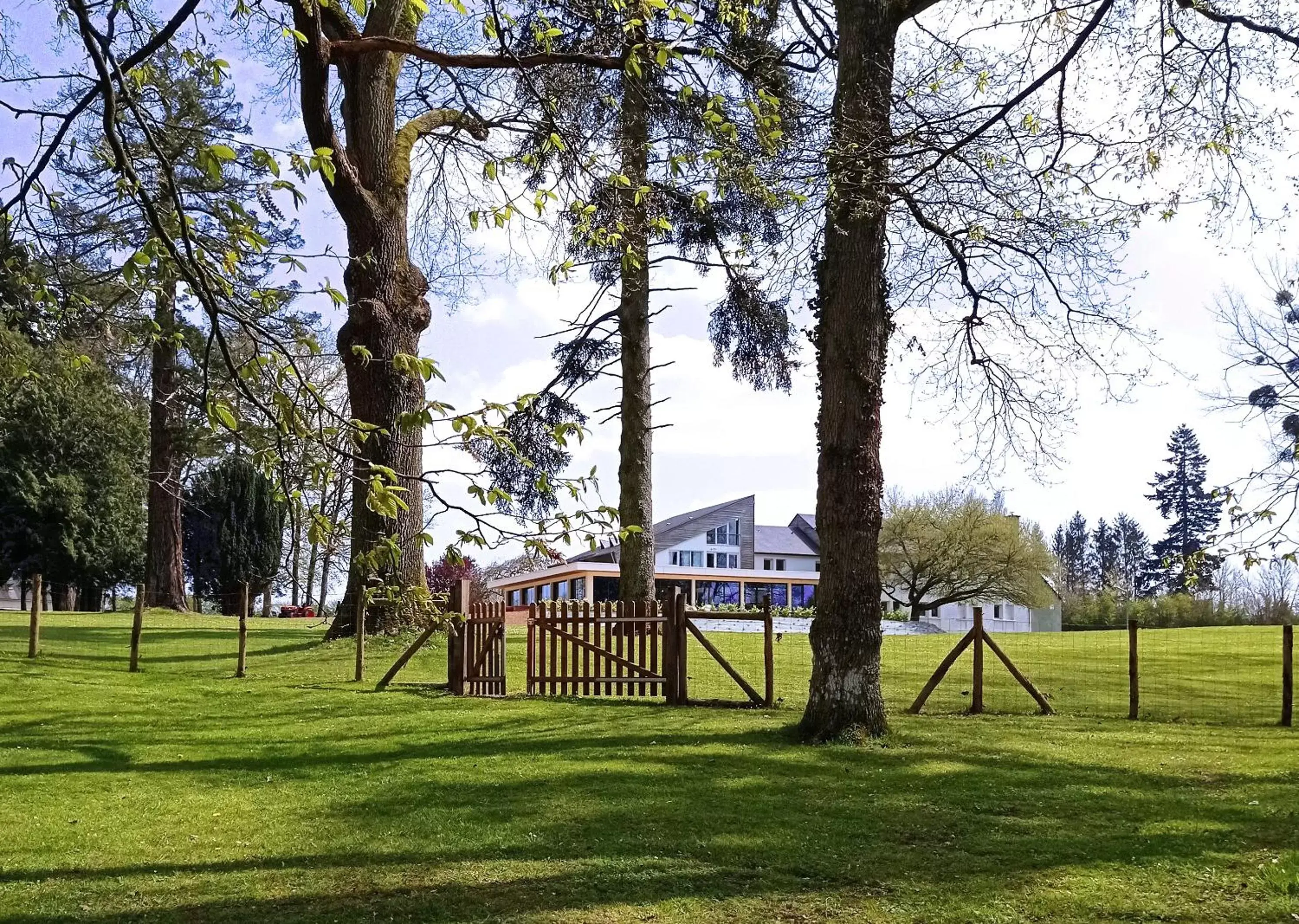 Property building, Garden in Hôtel le Corbusson