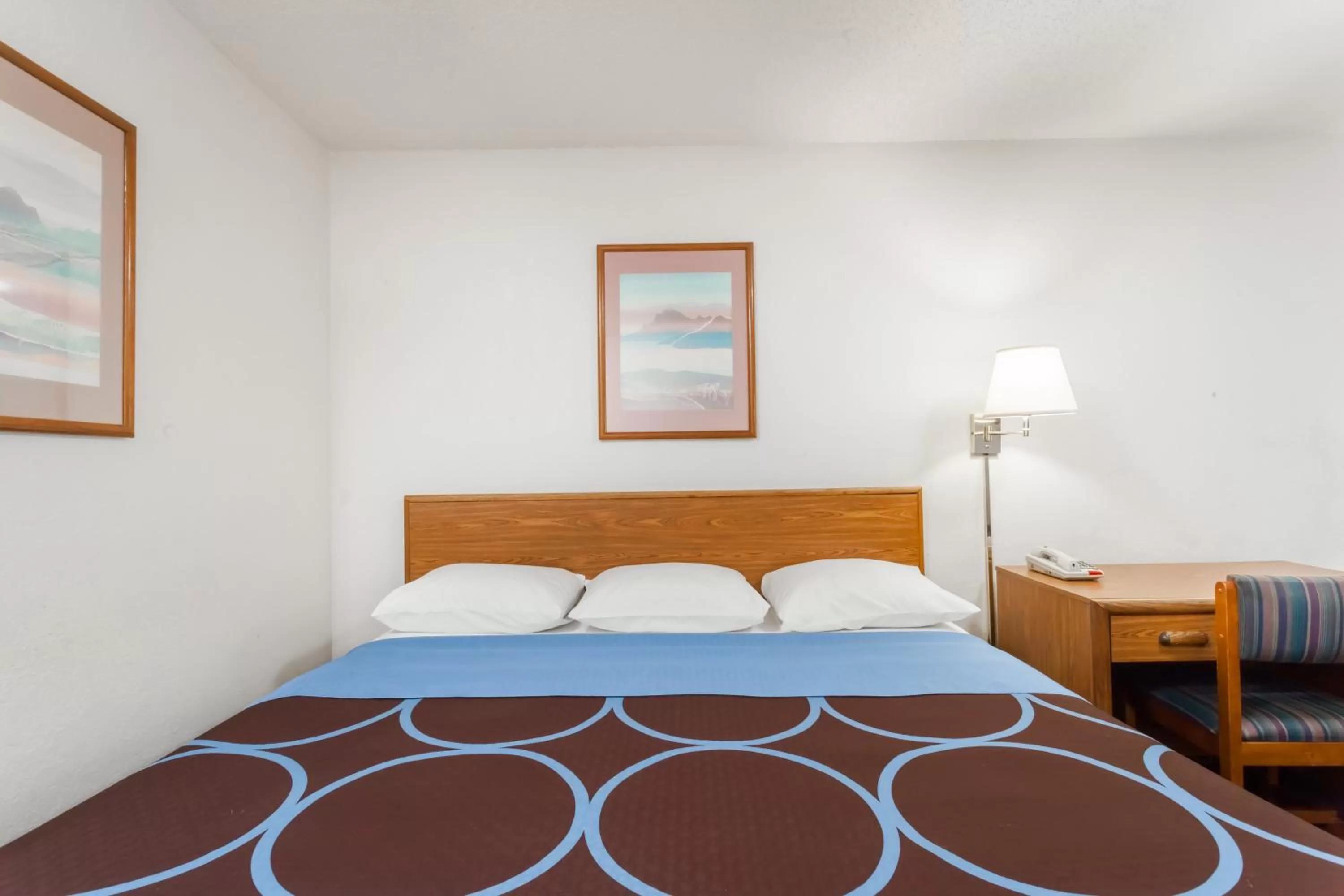 Bedroom, Bed in Super 8 by Wyndham Sidney NY