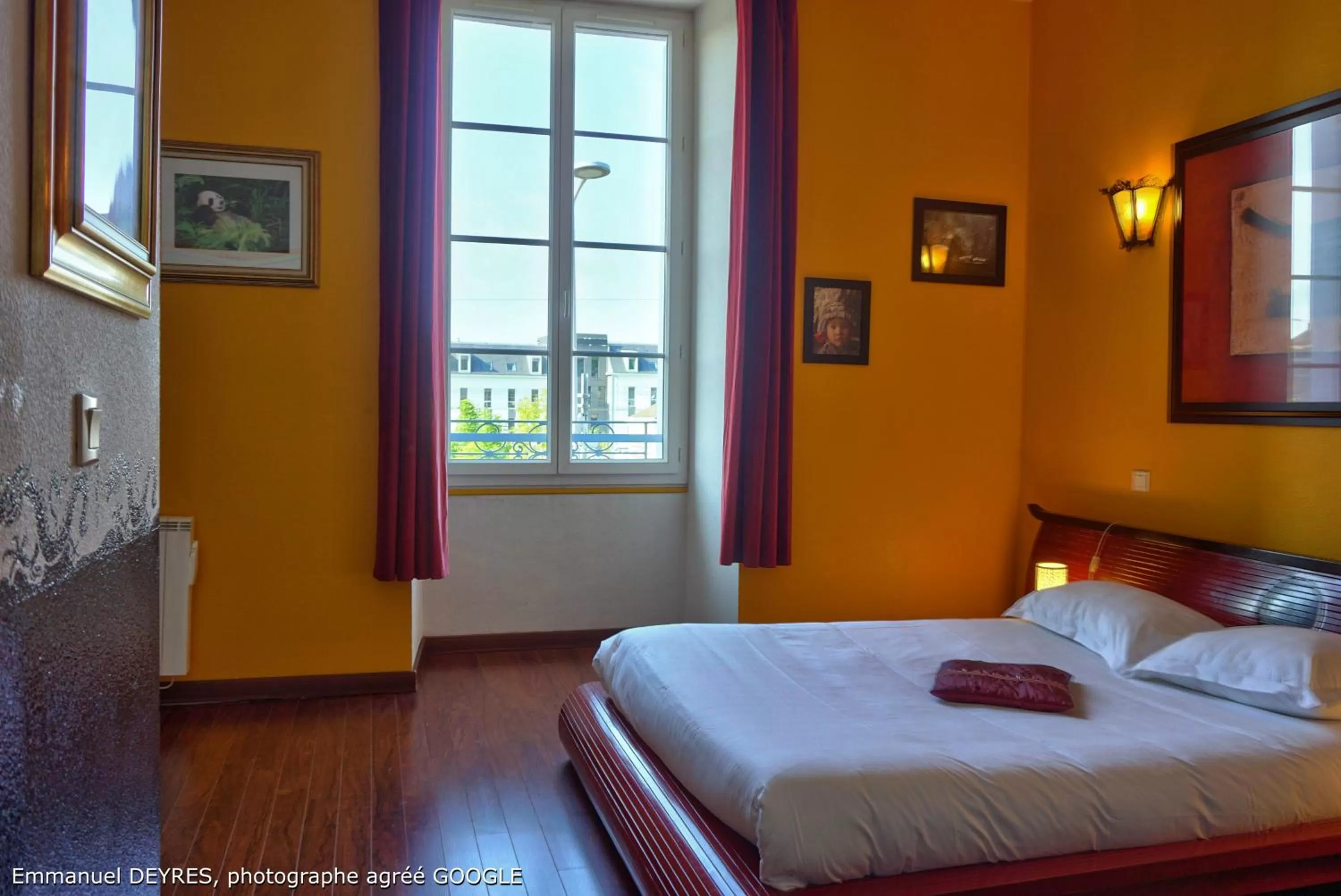 Bed in Hôtel de Bretagne - anciennement Queen Serenity Hotel