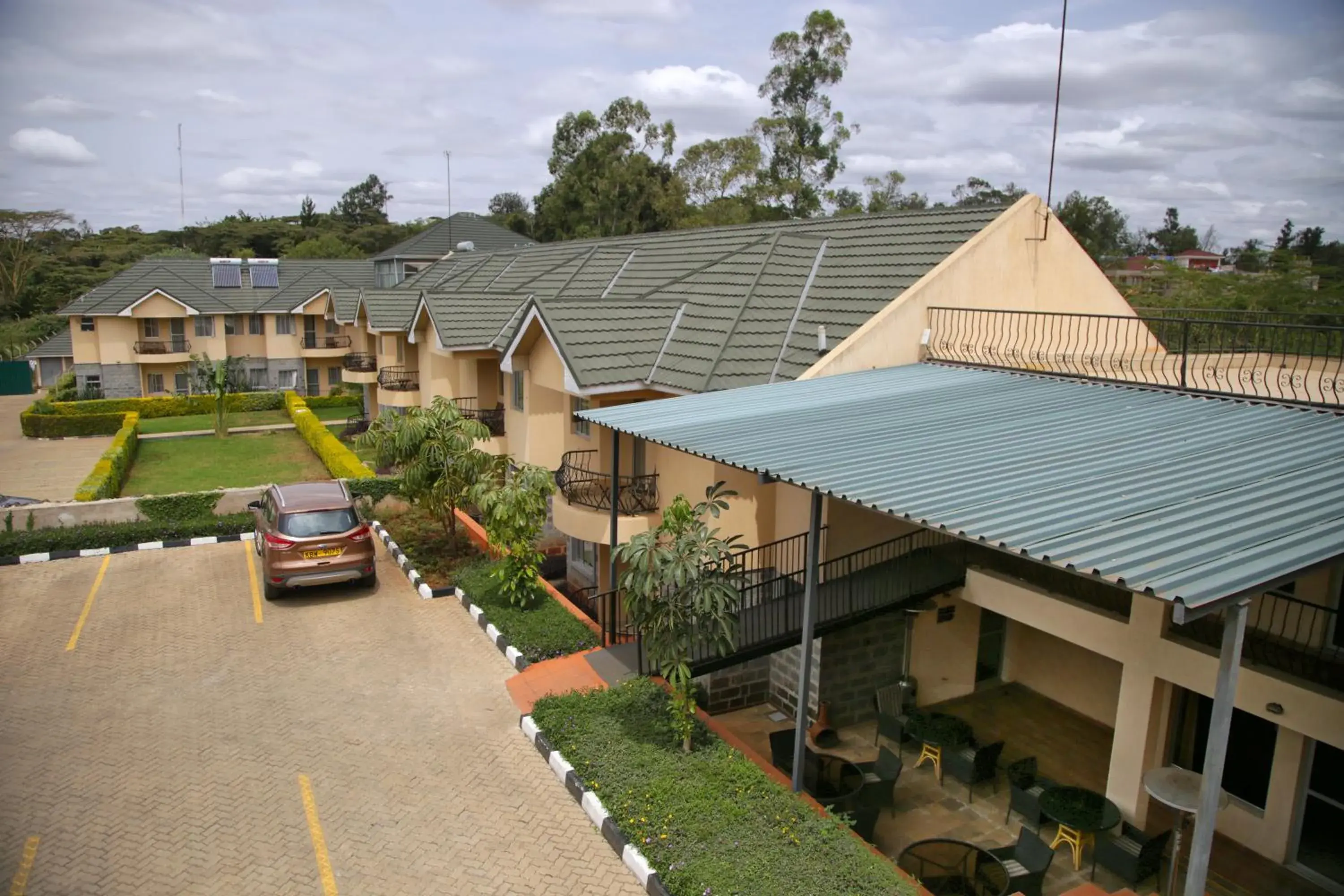 Property building in Longview Suites Hotel