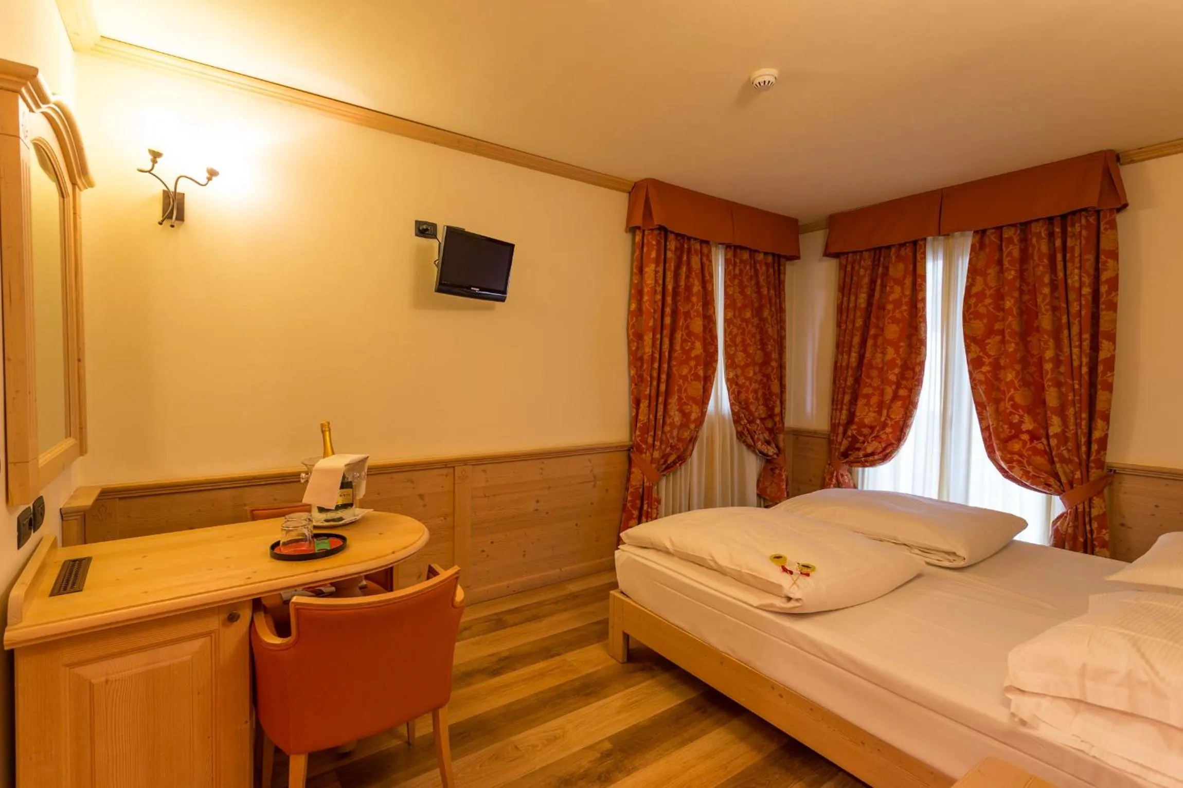 Shower, Bed in Hotel Arisch