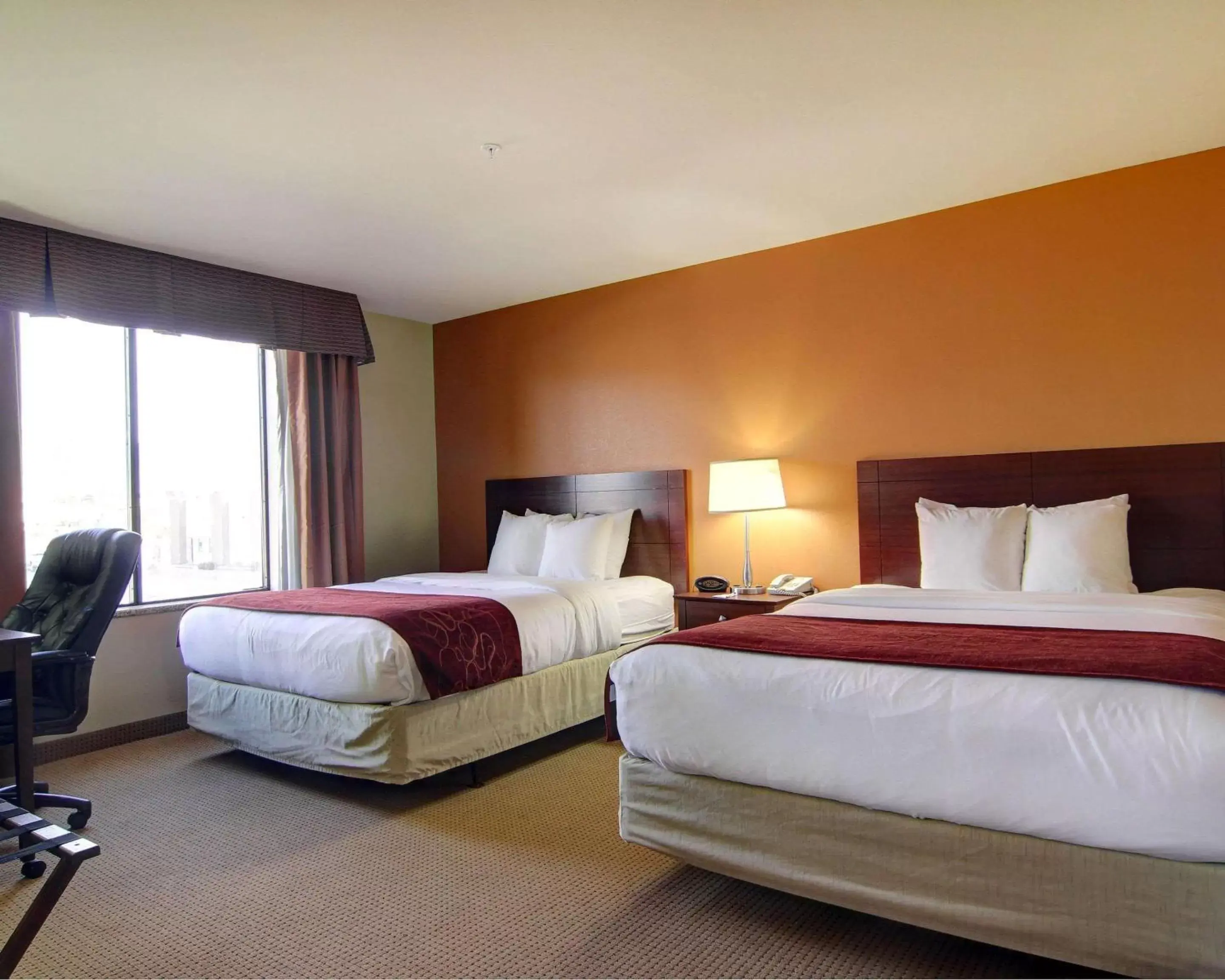 Photo of the whole room, Bed in Comfort Suites El Paso West