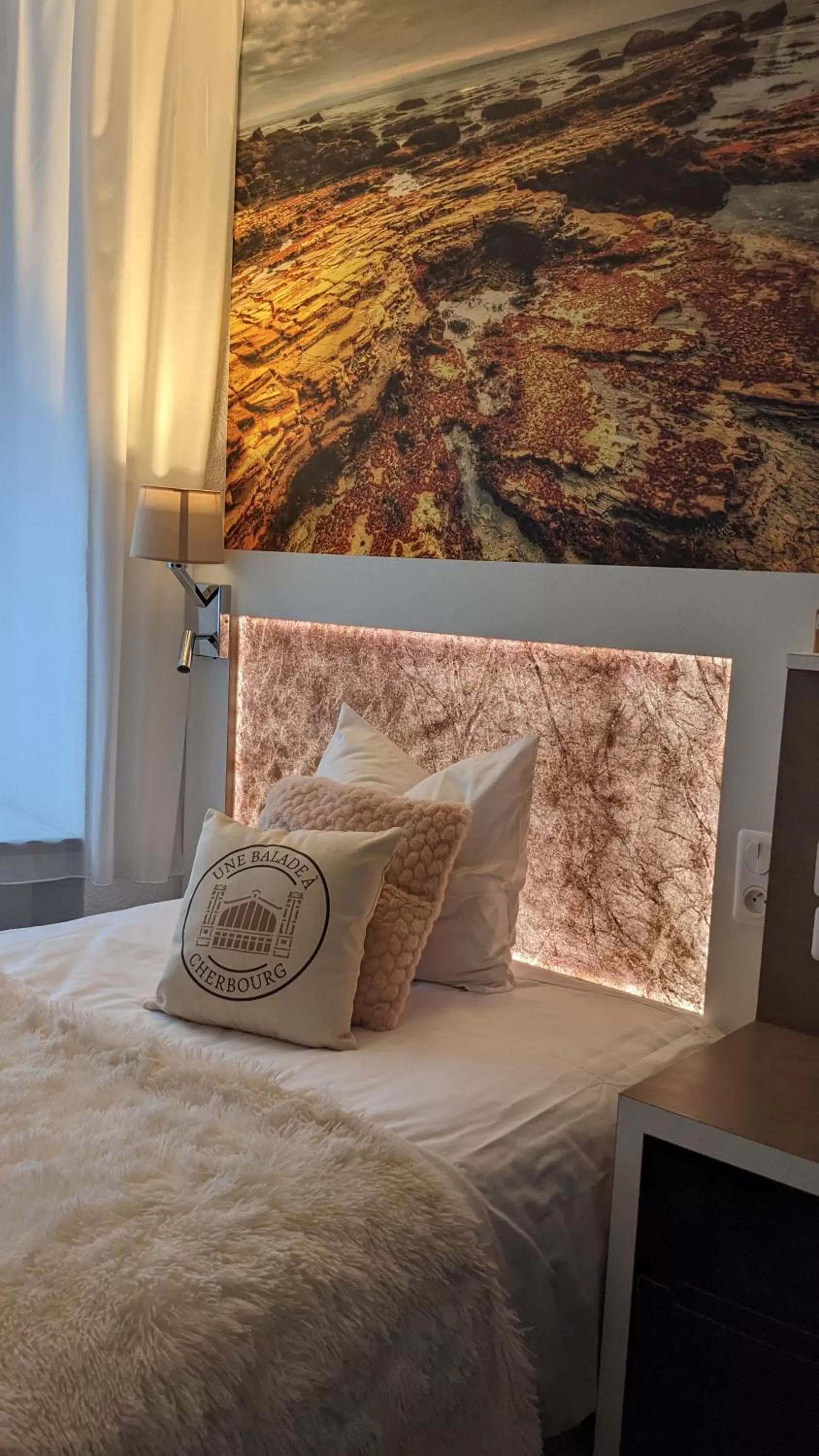 Property building, Bed in Ambassadeur Hotel - Cherbourg Port de Plaisance