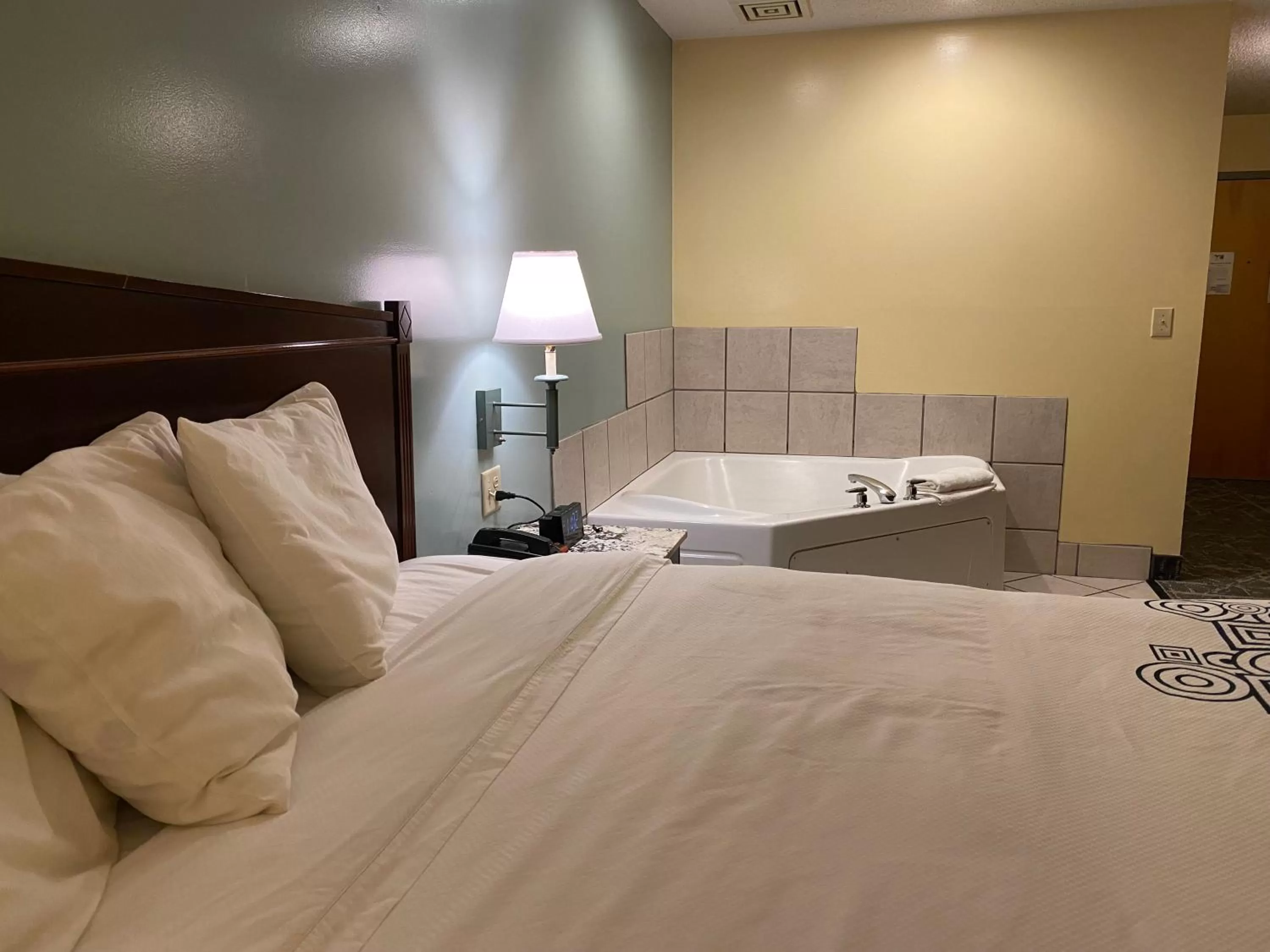 Photo of the whole room, Bed in Knights Inn & Suites Dublin