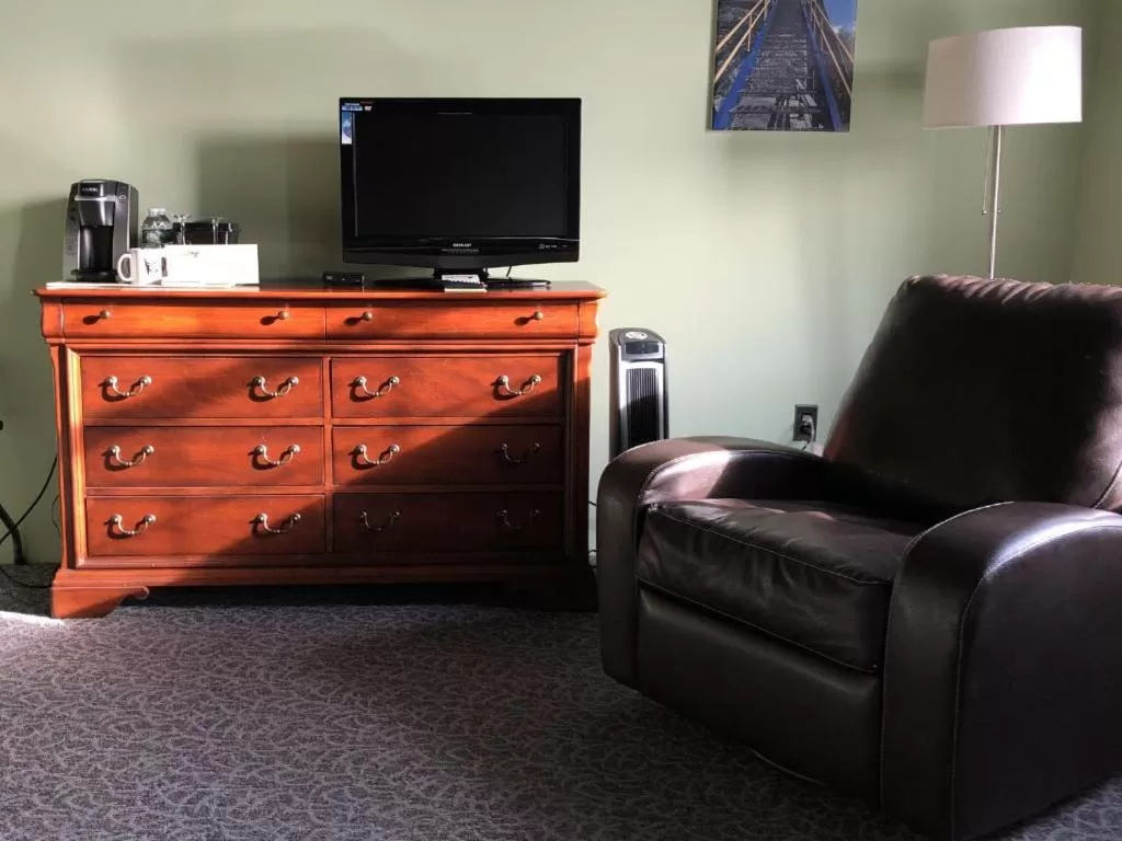 Bedroom, TV/Entertainment Center in The Inn at Stone Mill