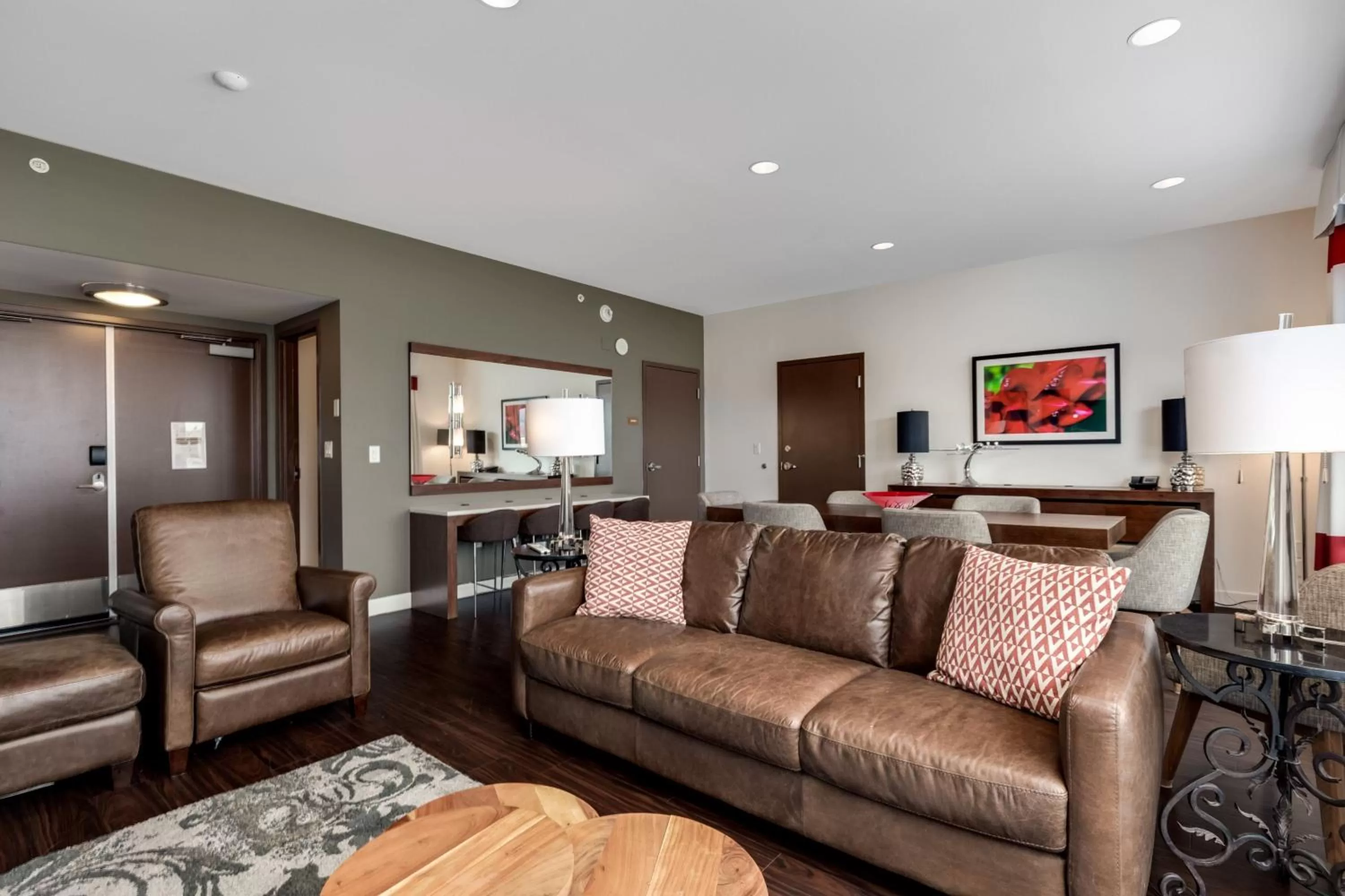 Living room in Four Points by Sheraton Kelowna Airport