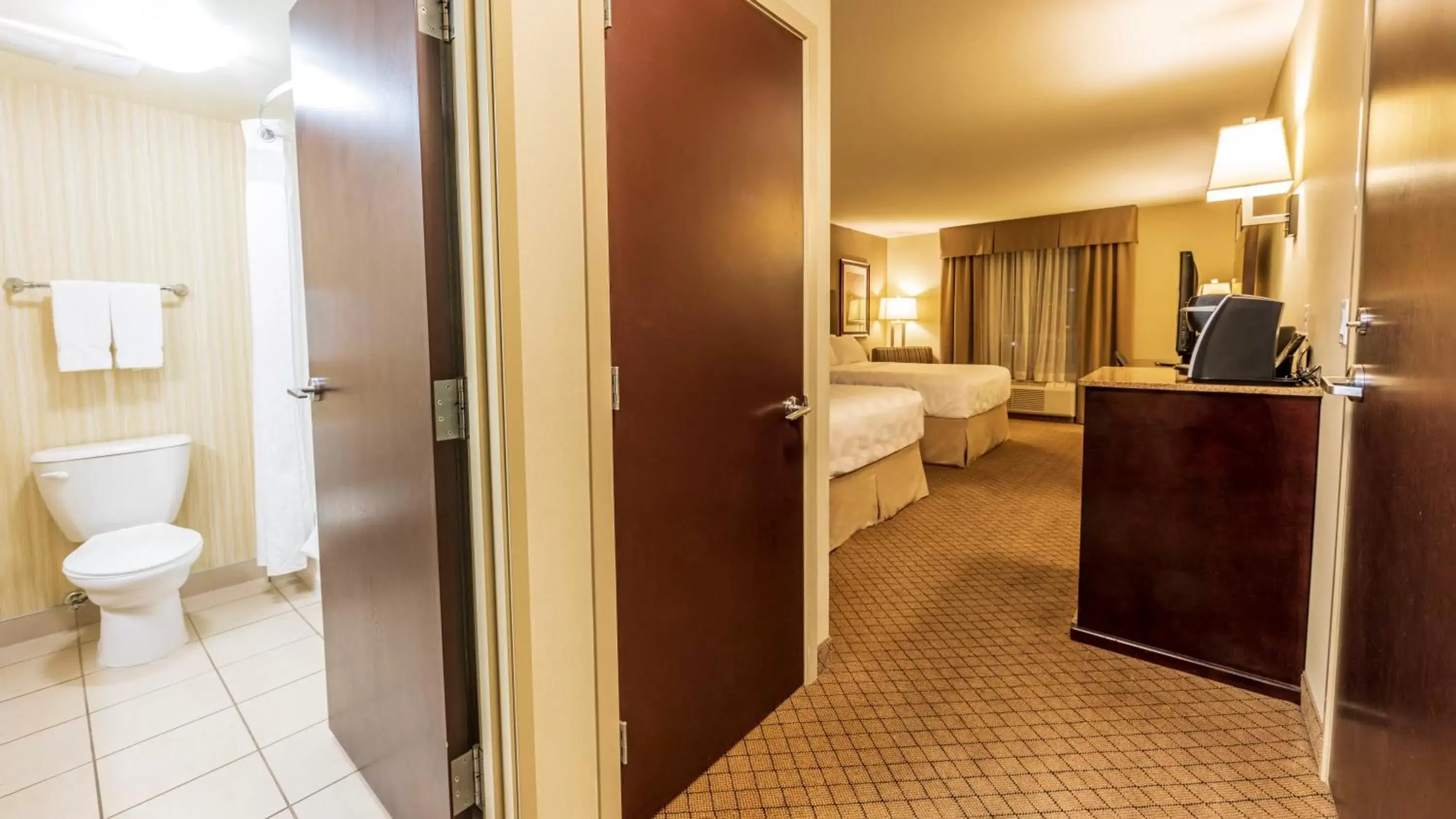 Photo of the whole room, Bathroom in Holiday Inn Hotel and Suites-Kamloops, an IHG Hotel