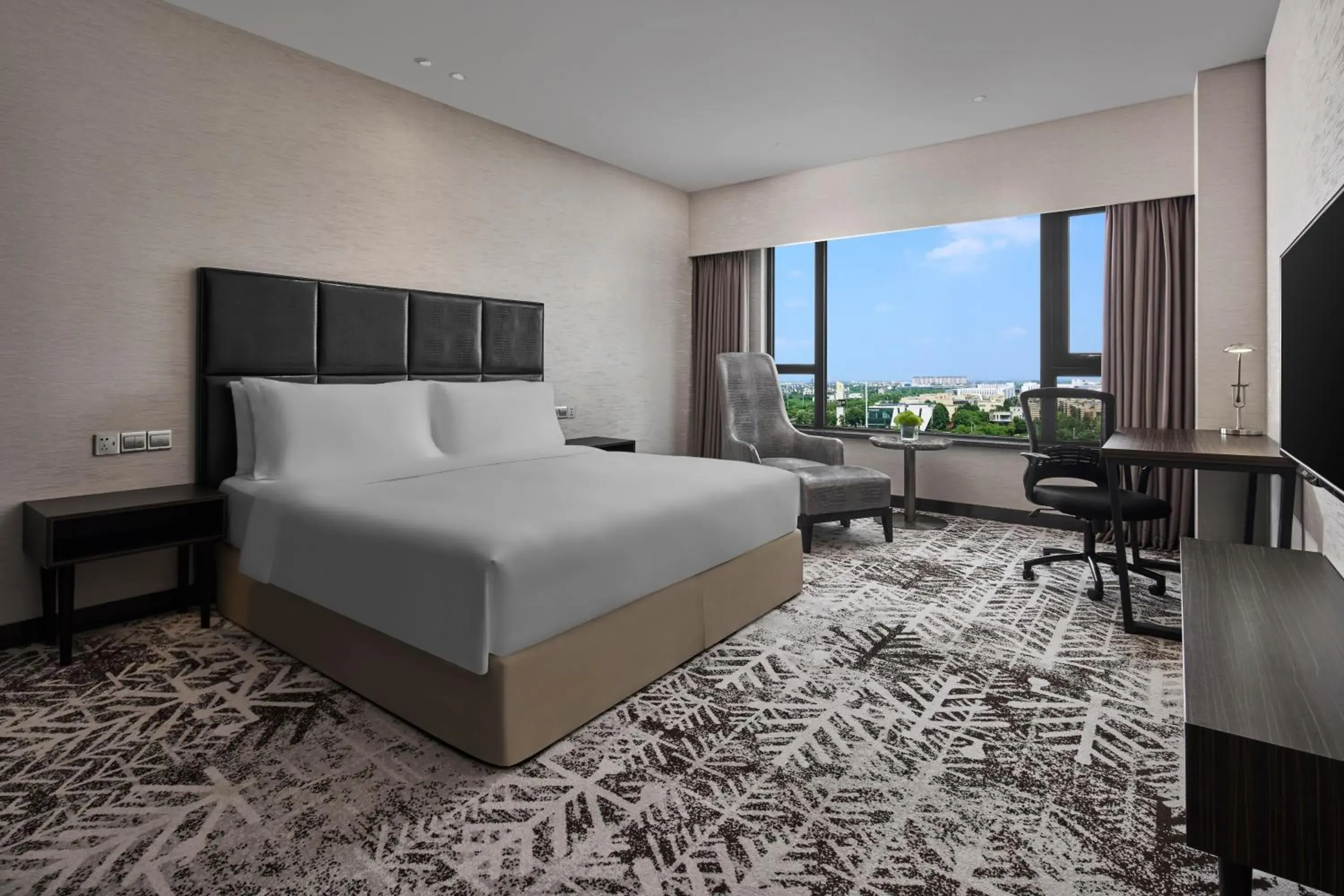 Bed in Crowne Plaza Shanghai Jinshan by IHG Bed in Crowne Plaza Shanghai Jinshan by IHG