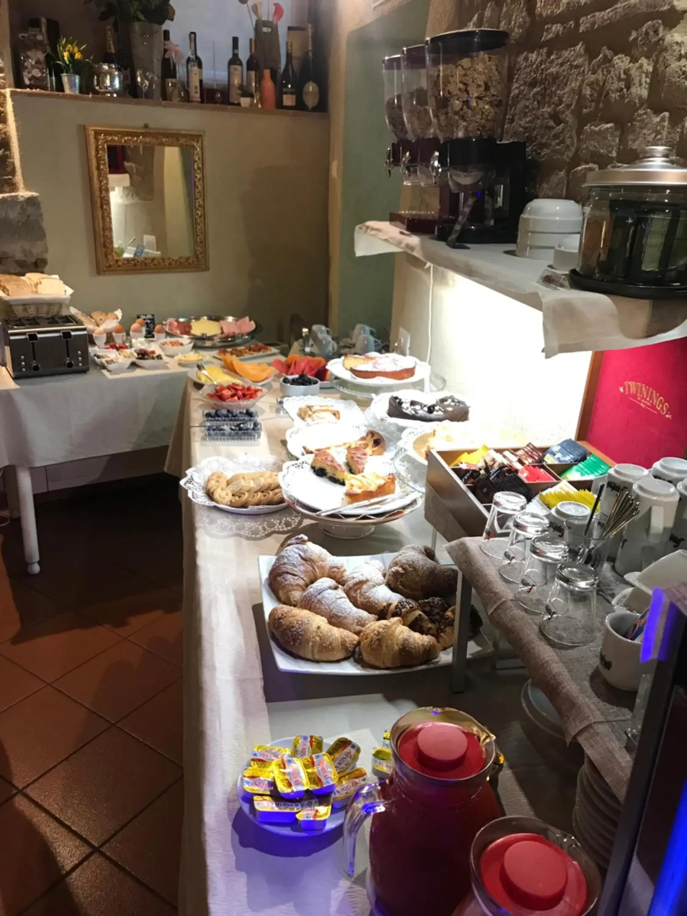 Food and drinks in Hotel Volterra In