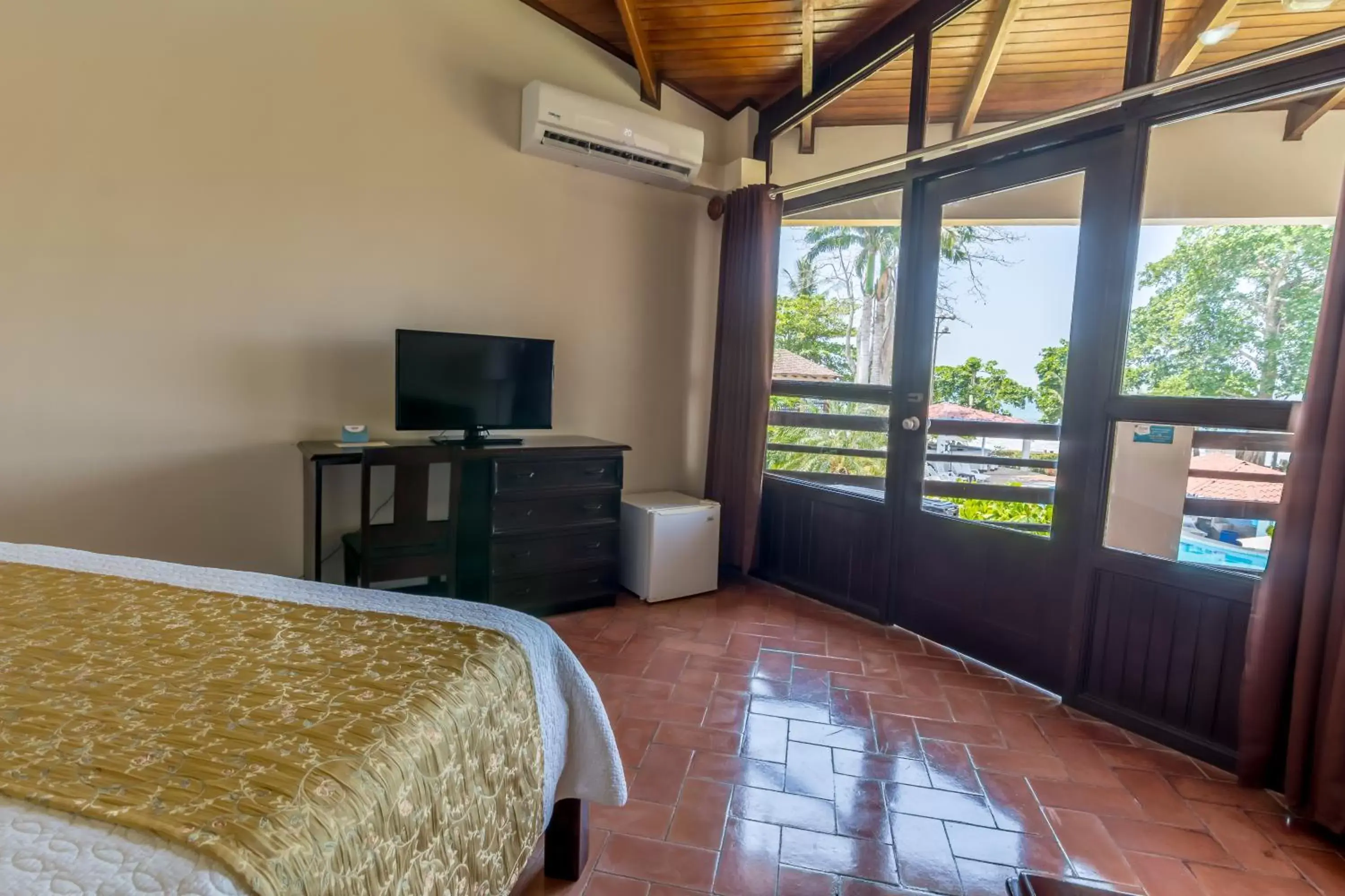 Bed, TV/Entertainment Center in Hotel Terraza del Pacifico