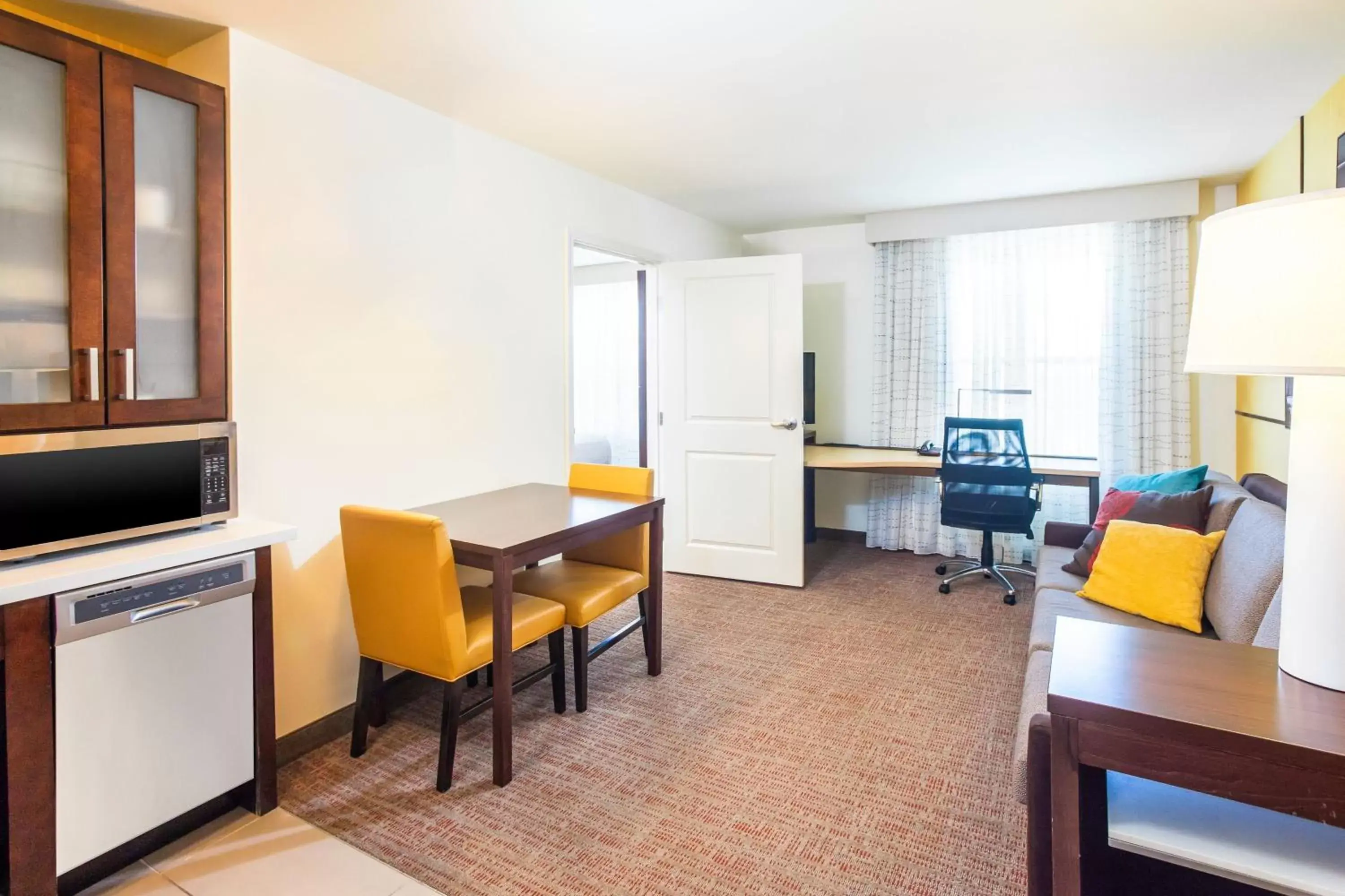 Kitchen or kitchenette, Seating Area in Residence Inn by Marriott Decatur Forsyth