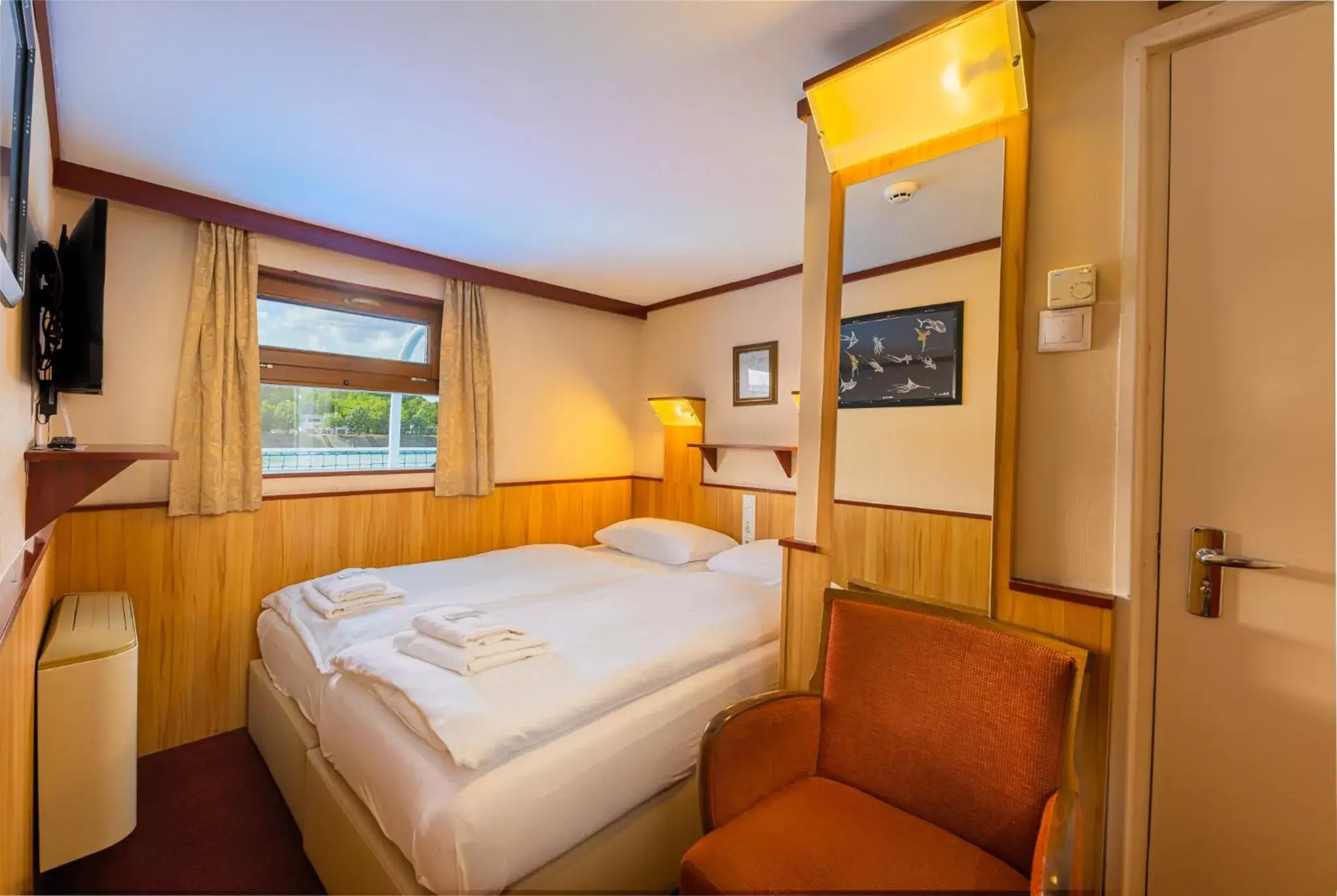 Bed in Fortuna Boat Hotel