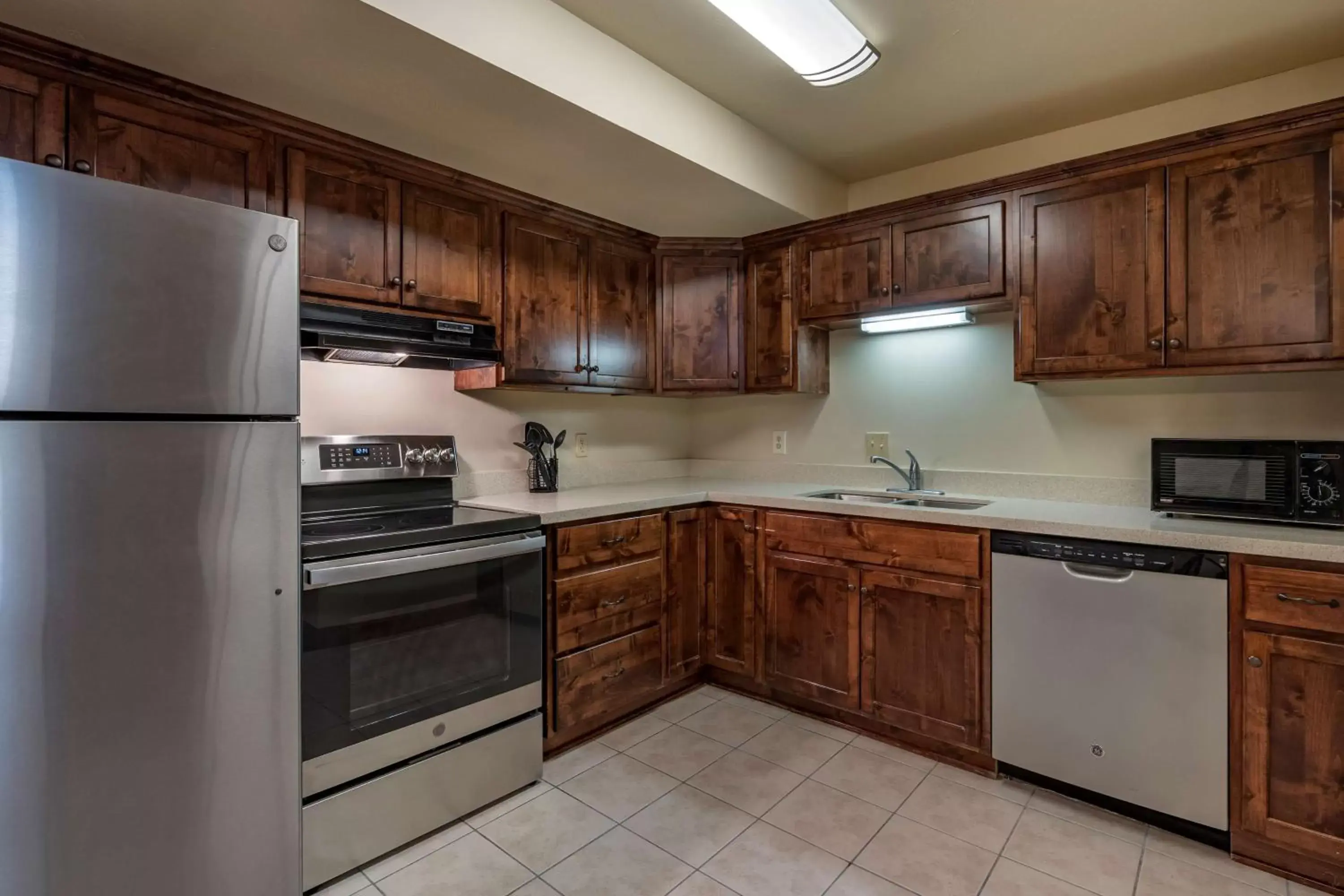 Bedroom, Kitchen/Kitchenette in Best Western Desert Inn