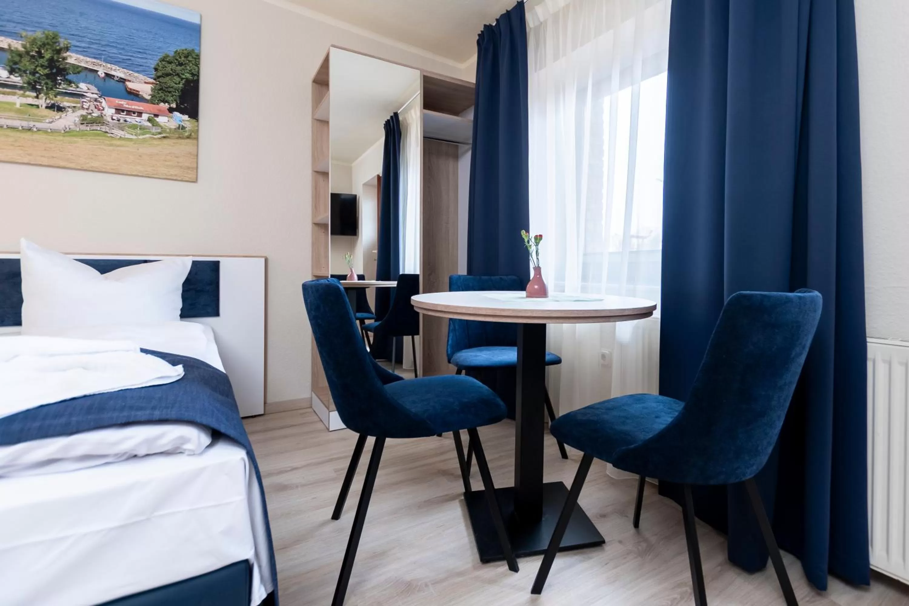 Seating area, Bed in Aparthotel Stralsund Studios und Apartments