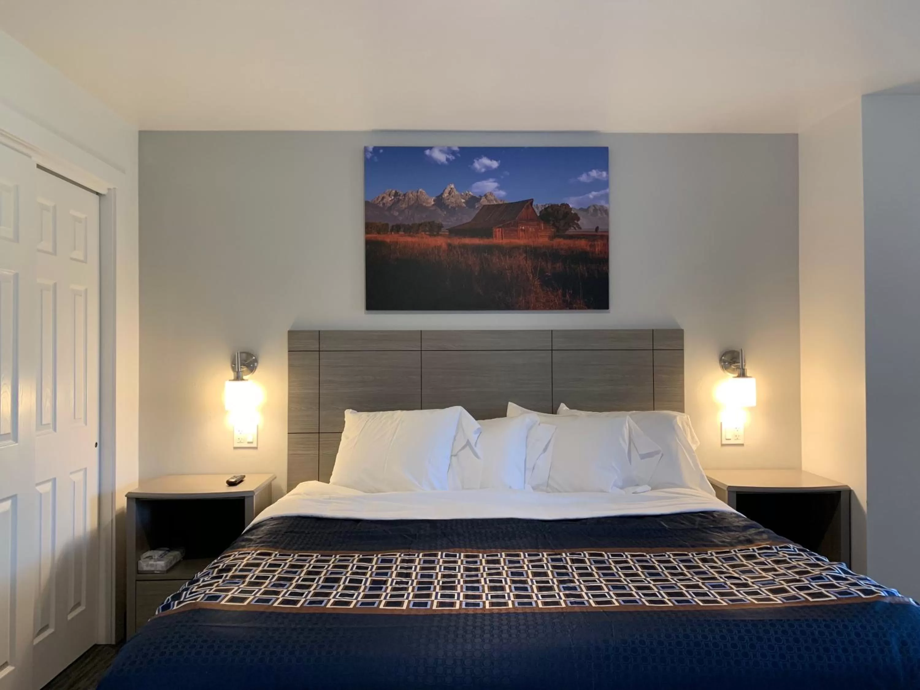 Bed in The Gunnison Inn at Dos Rios Golf Course