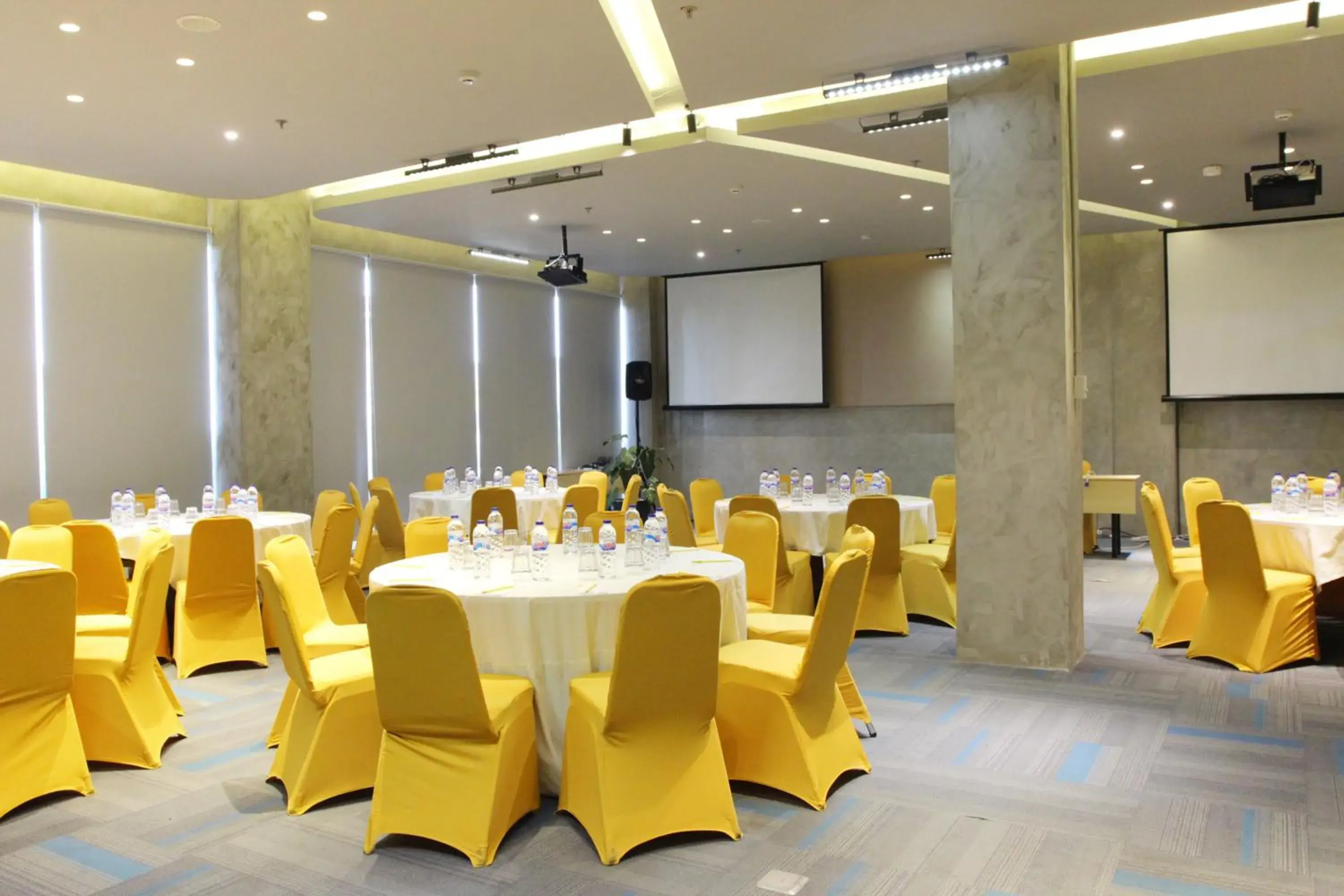 Banquet/Function facilities, Banquet Facilities in Yello Hotel Jemursari