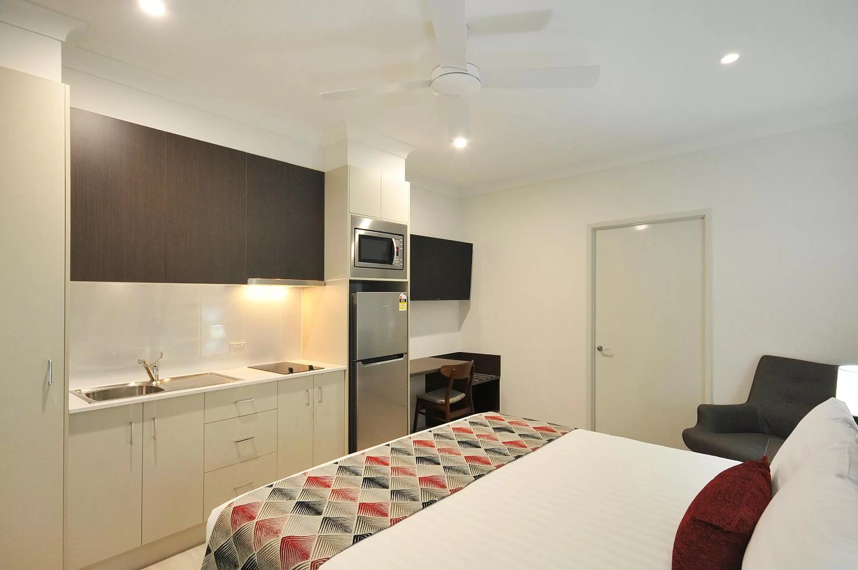 Kitchen or kitchenette, Bed in Northpoint Motel Apartments