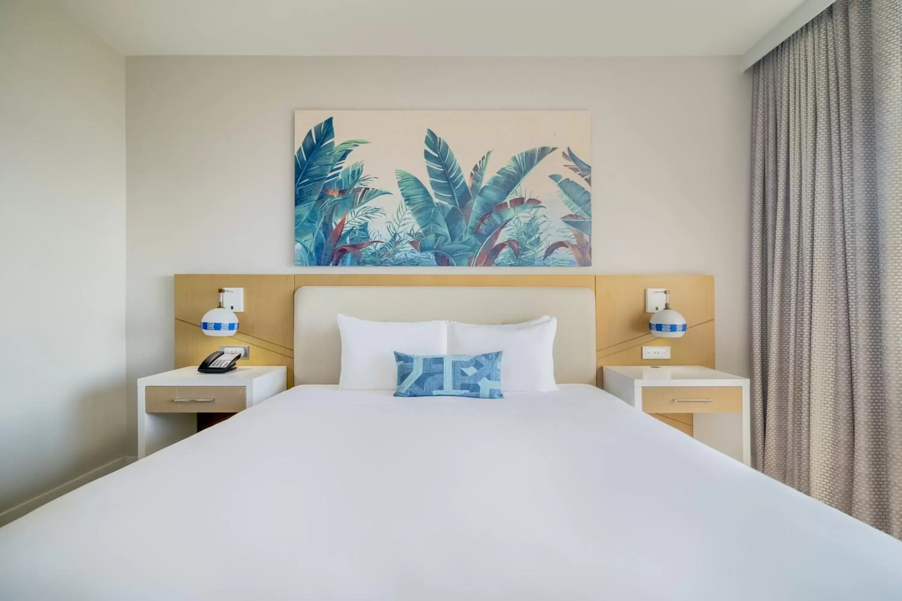 TV and multimedia, Bed in Radisson Resort Miami Beach