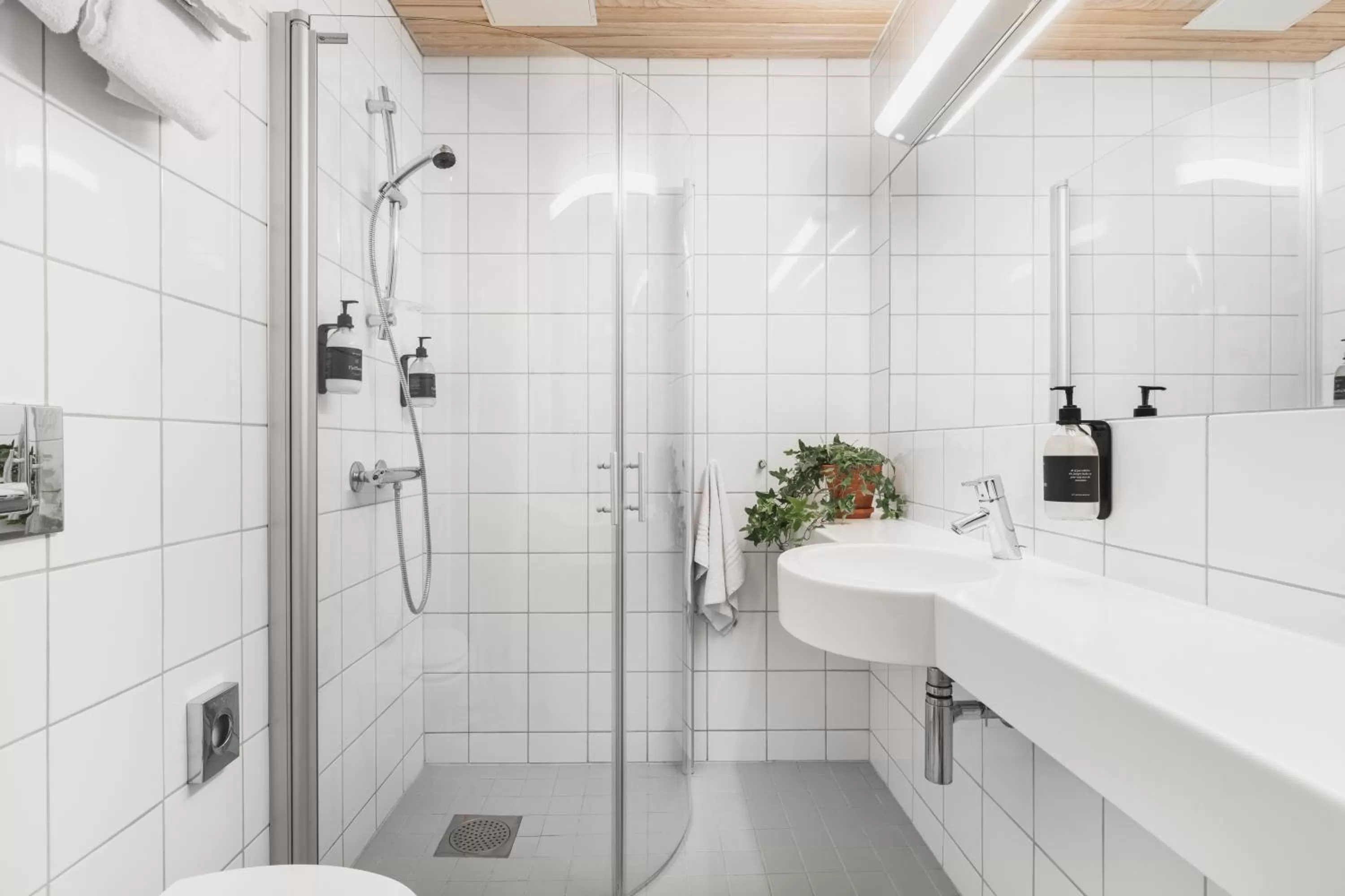 Shower in Heimen Hotel