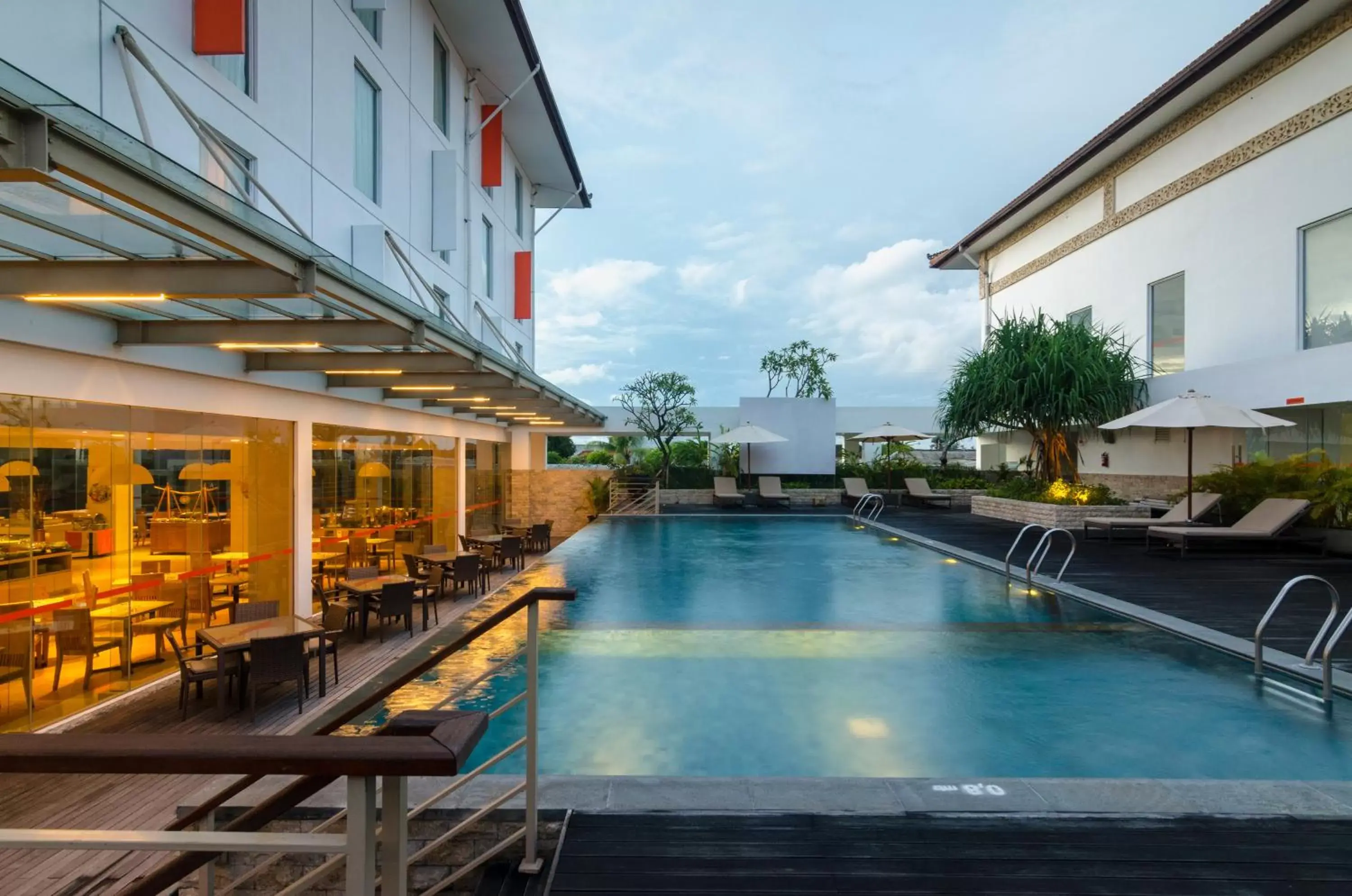 Swimming pool in HARRIS Hotel and Conventions Denpasar Bali Swimming pool in HARRIS Hotel and Conventions Denpasar Bali