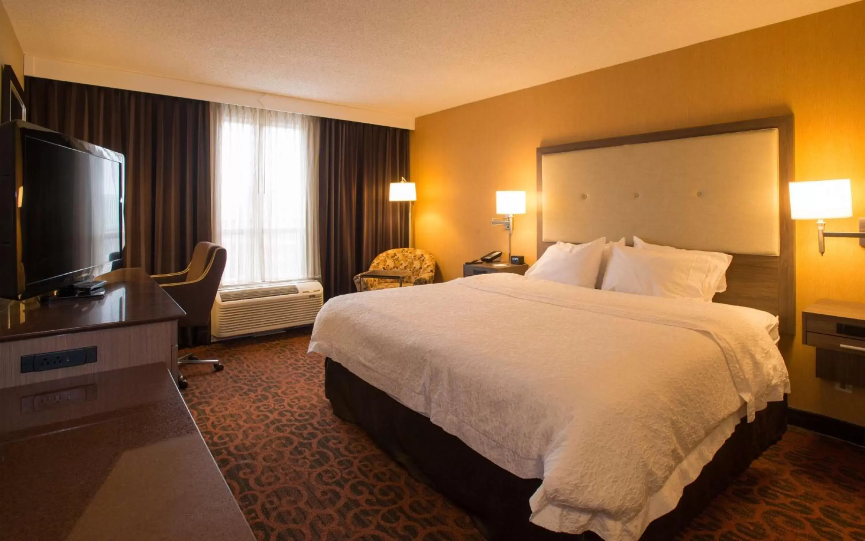 Bedroom, Bed in Hampton Inn Toronto-Mississauga West