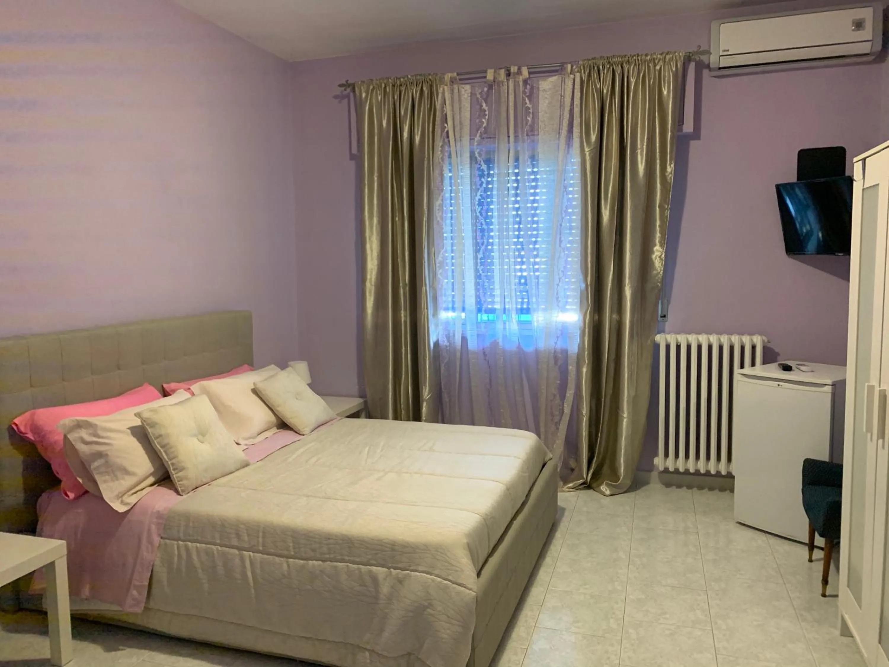 Photo of the whole room, Bed in Albergo Lamanna Hotel digitale