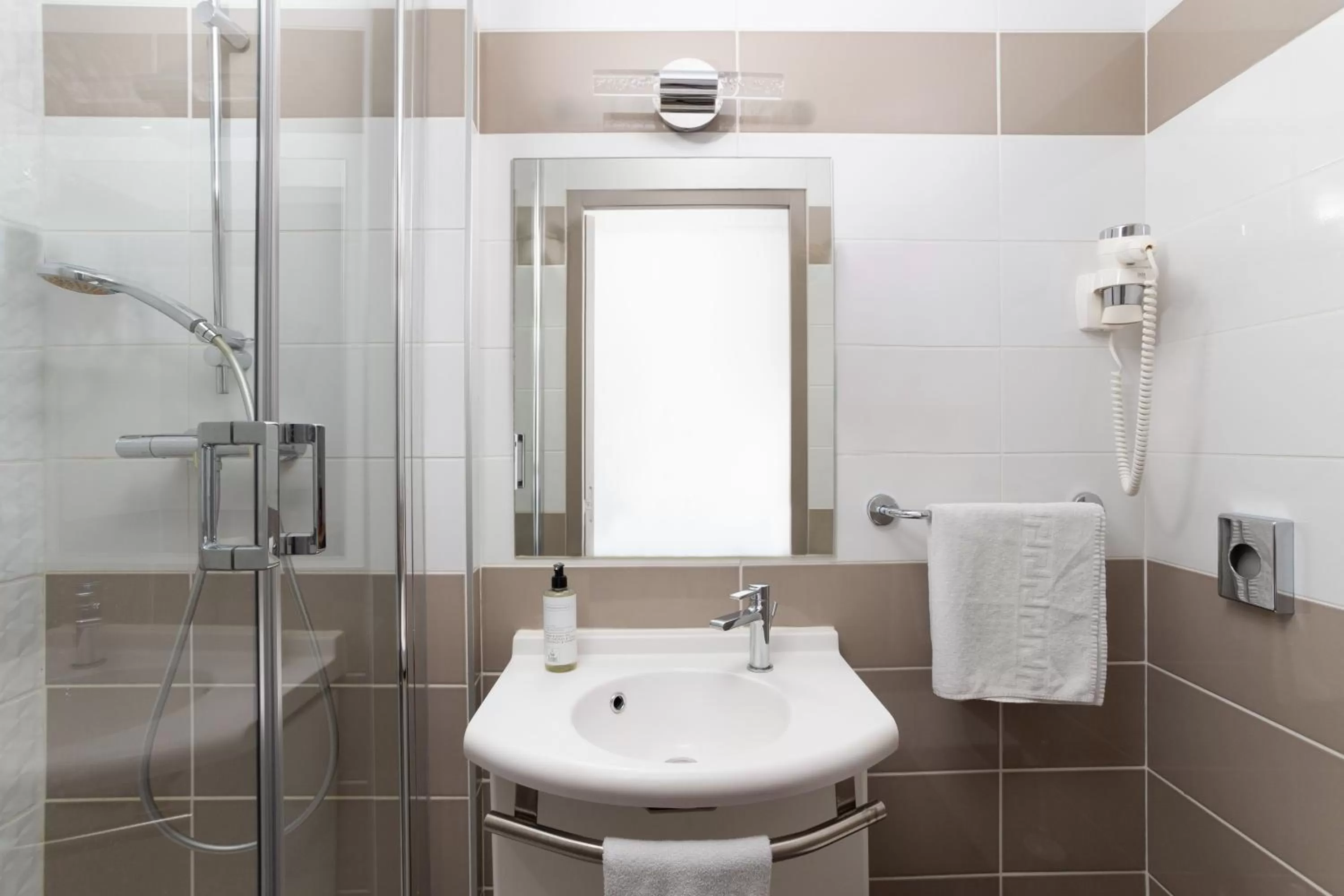 Shower in Hôtel Suzane