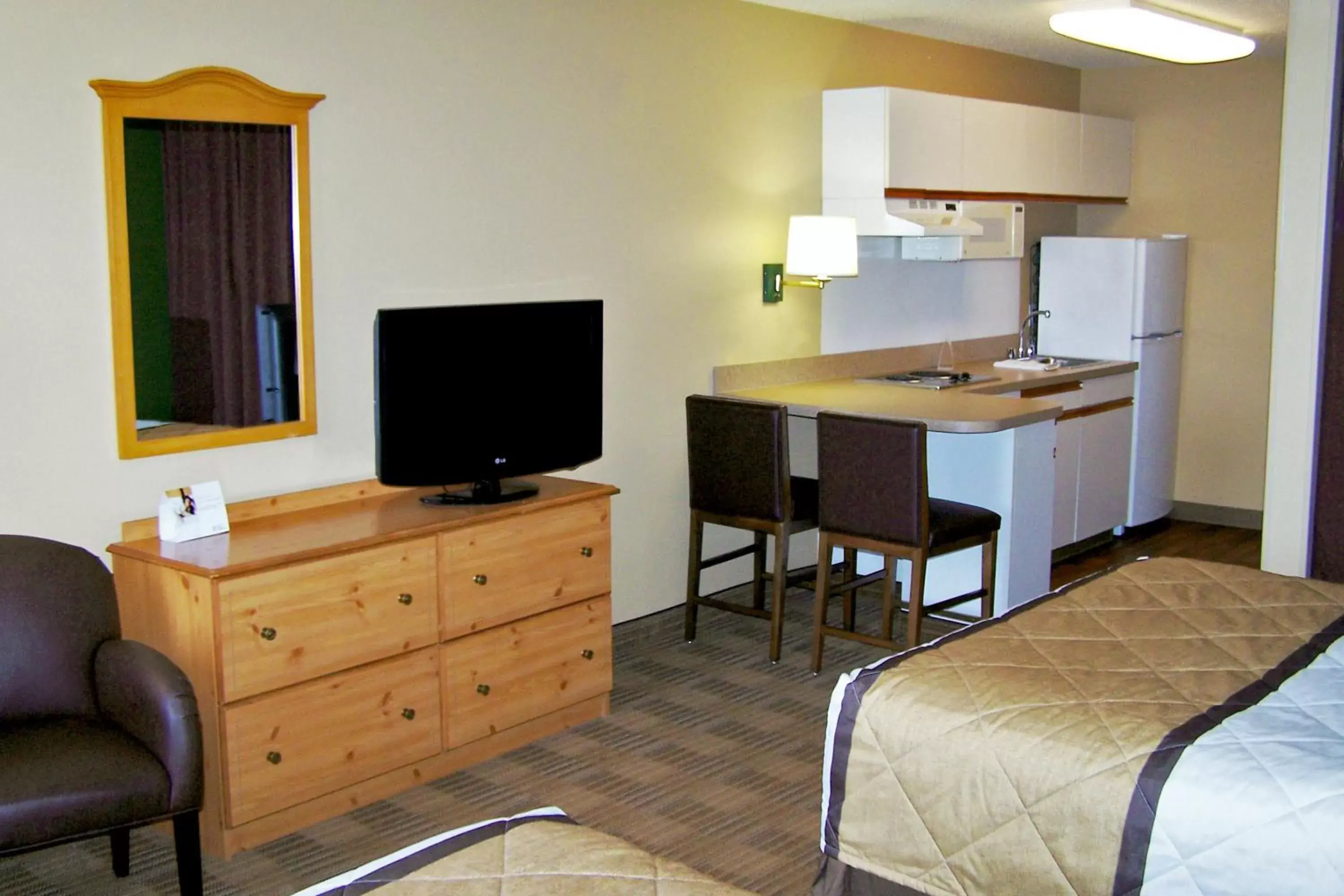 Bed, TV/Entertainment Center in Extended Stay America Suites - Chicago - Westmont - Oak Brook