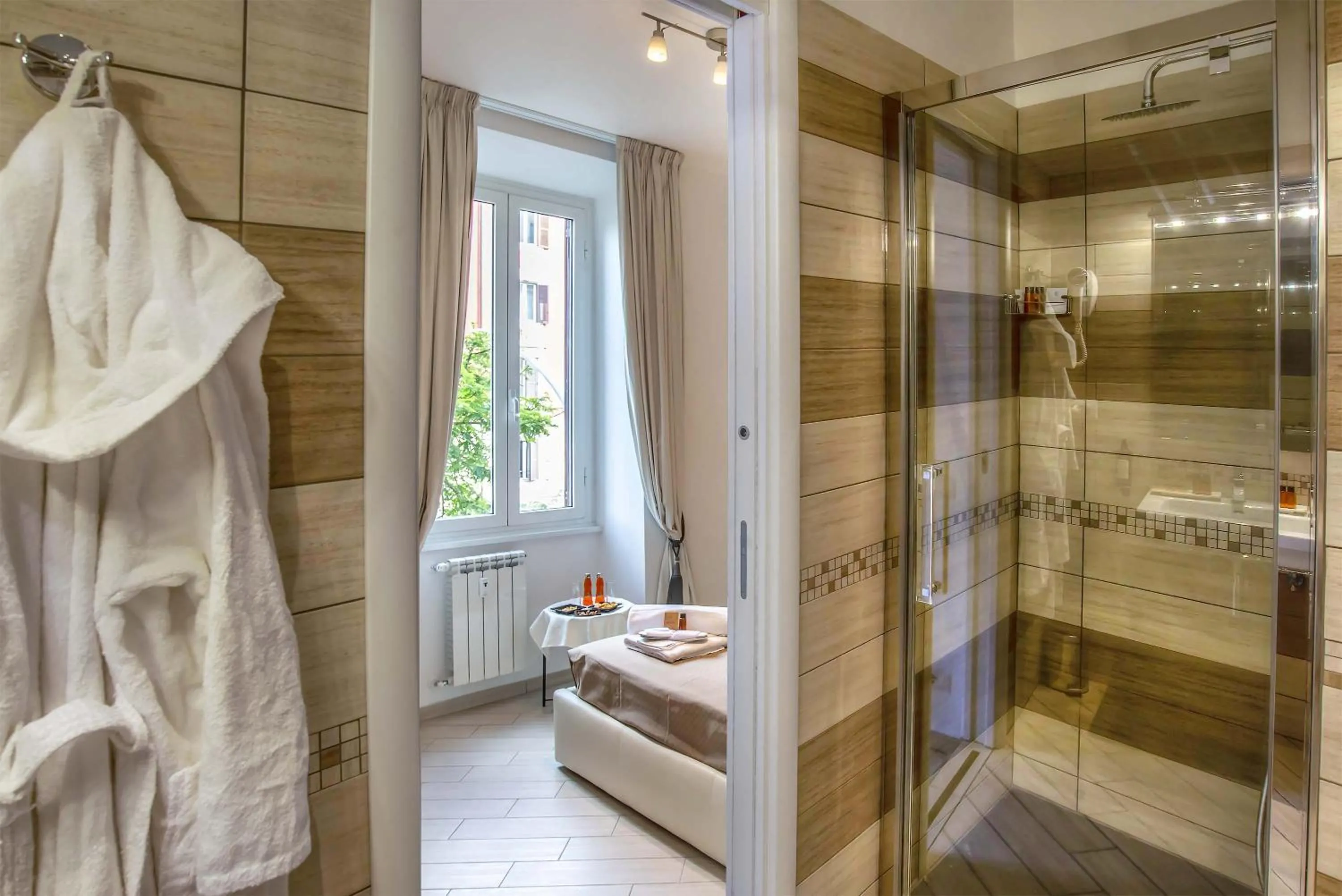 Shower in Rome Central Rooms