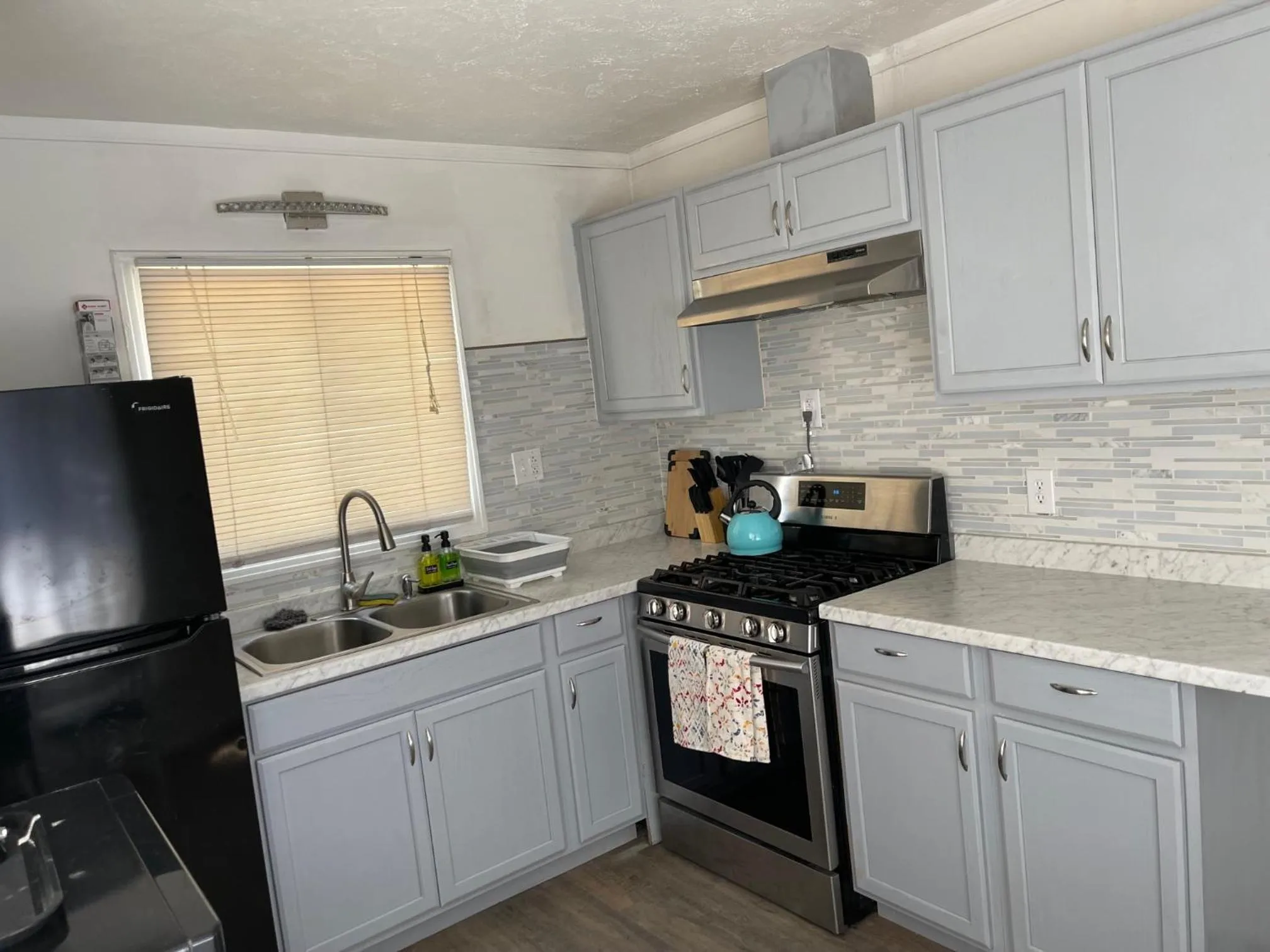 Kitchen or kitchenette in Americas Best Value Inn Royal Carriage
