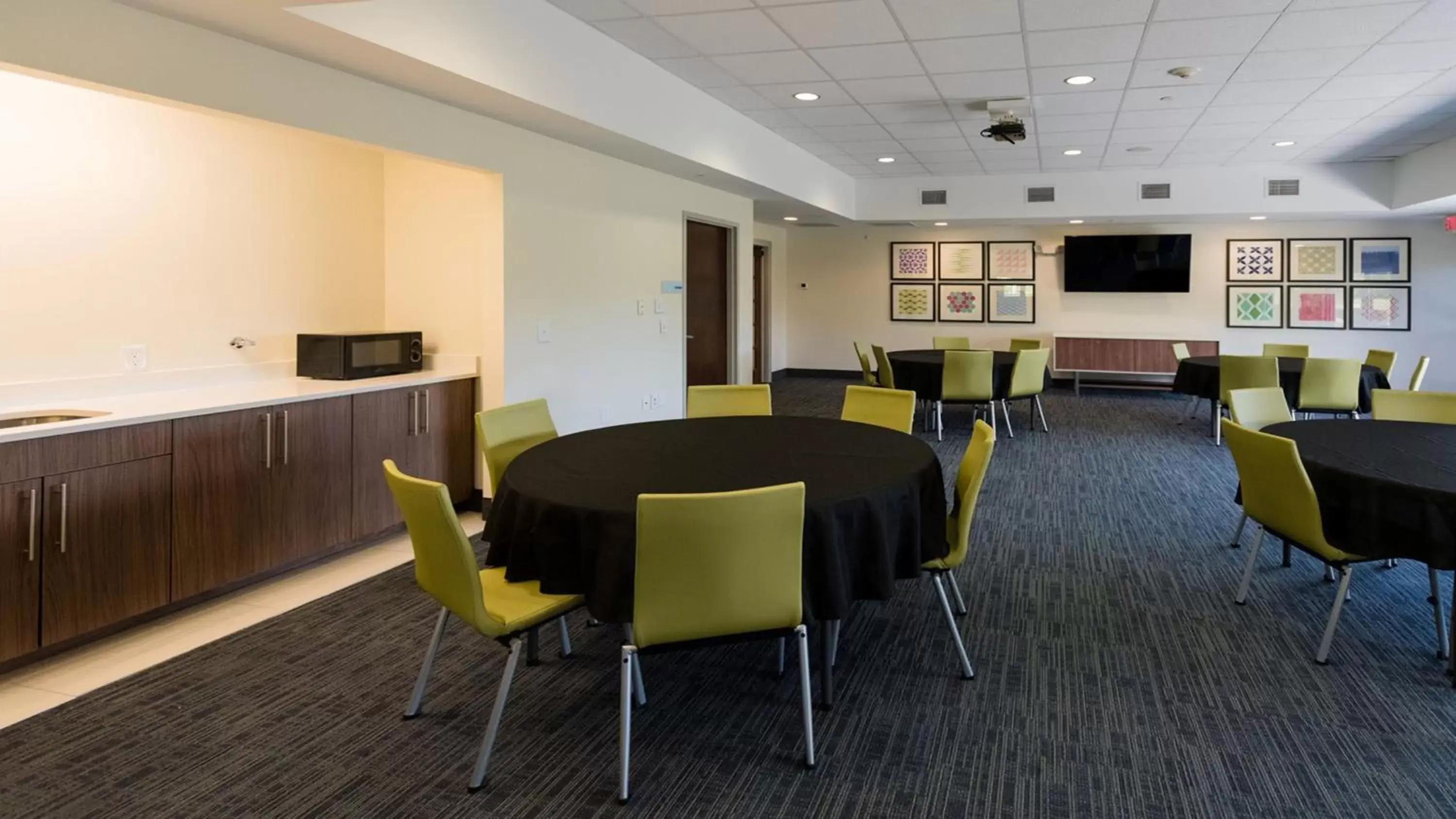 Meeting/conference room in Holiday Inn Express & Suites Lexington North West-The Vineyard, an IHG Hotel