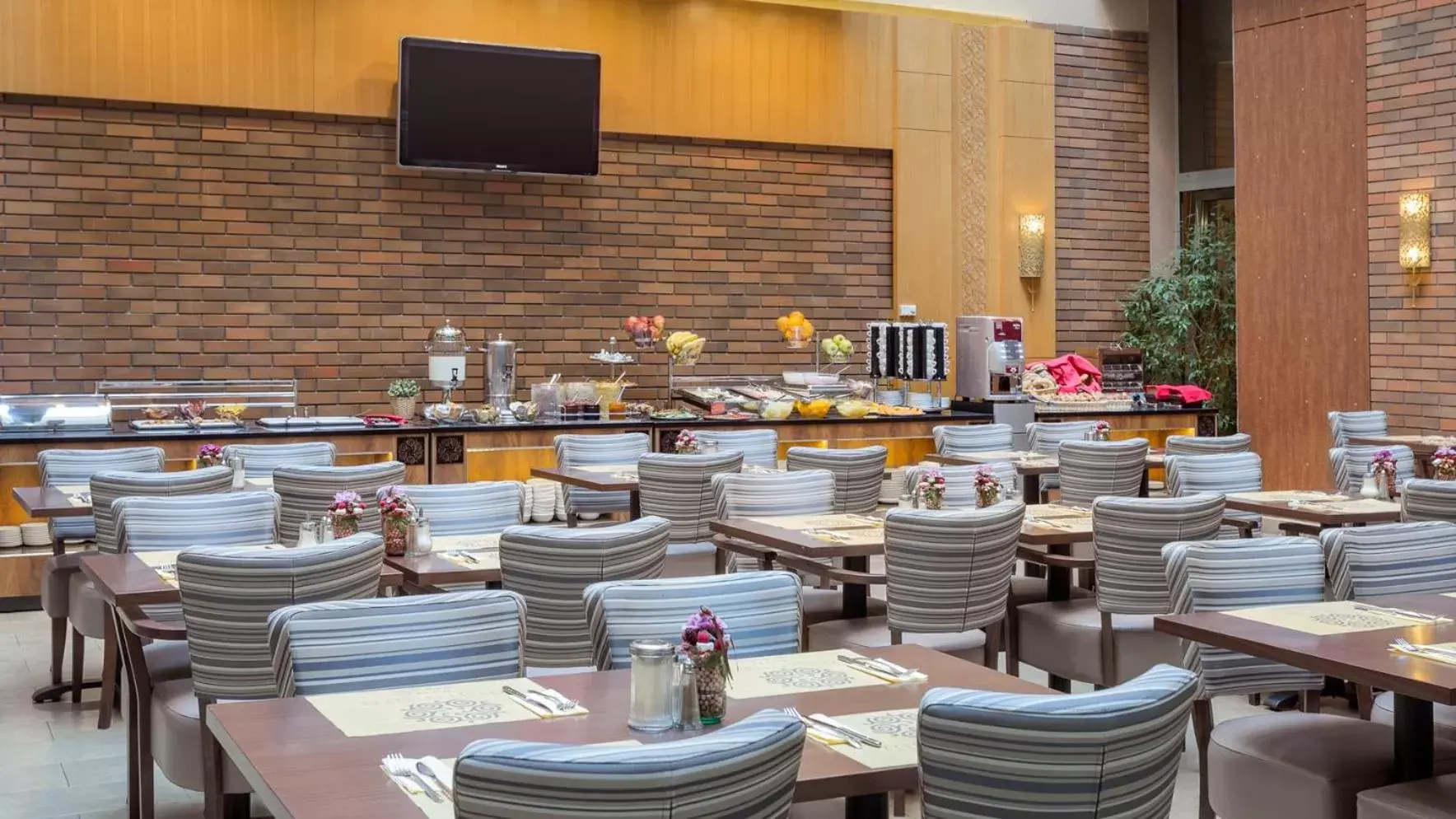 Buffet breakfast, Restaurant/Places to Eat in Marmara Hotel Budapest