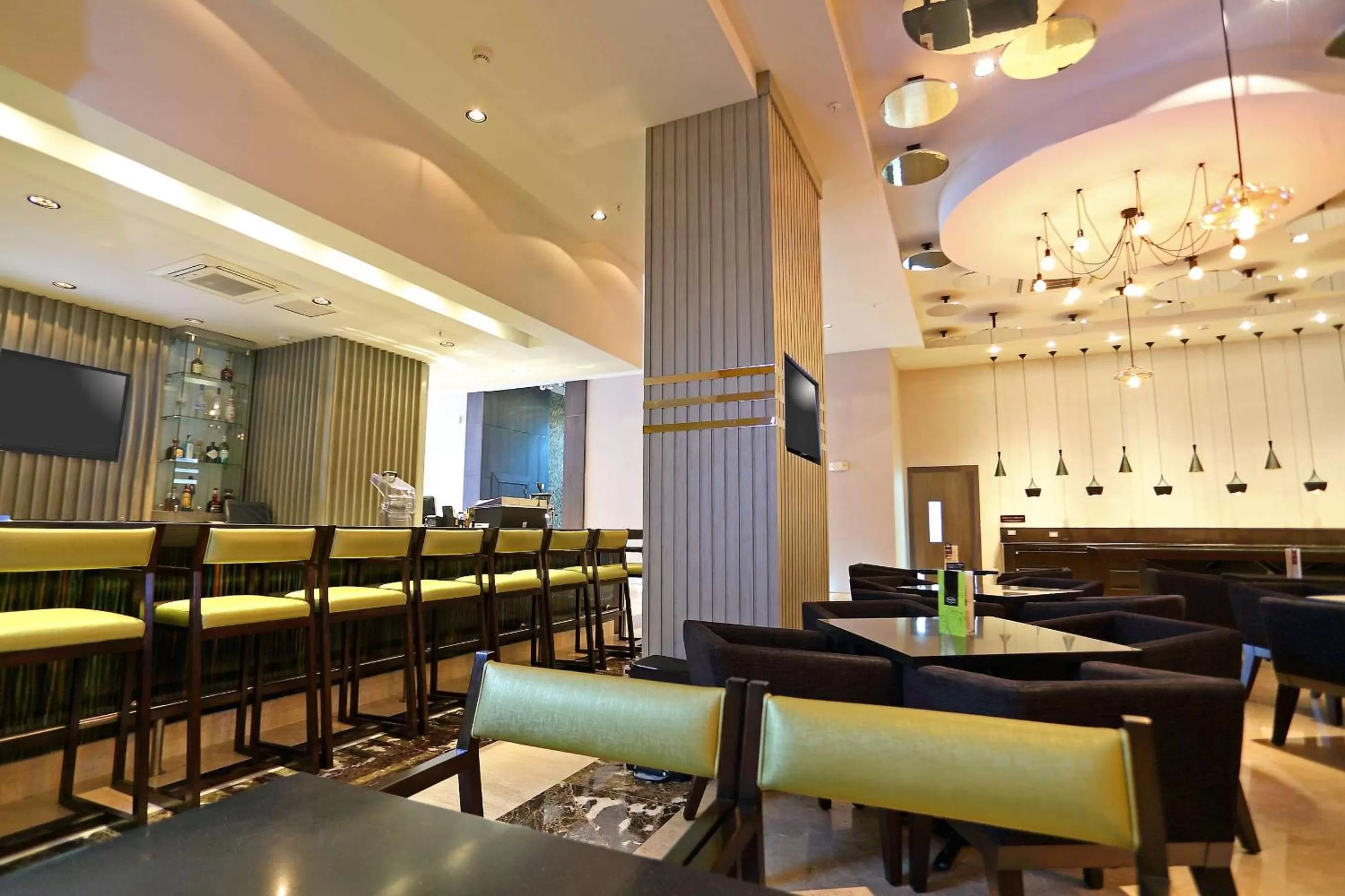 Restaurant/places to eat in Hampton by Hilton Panama