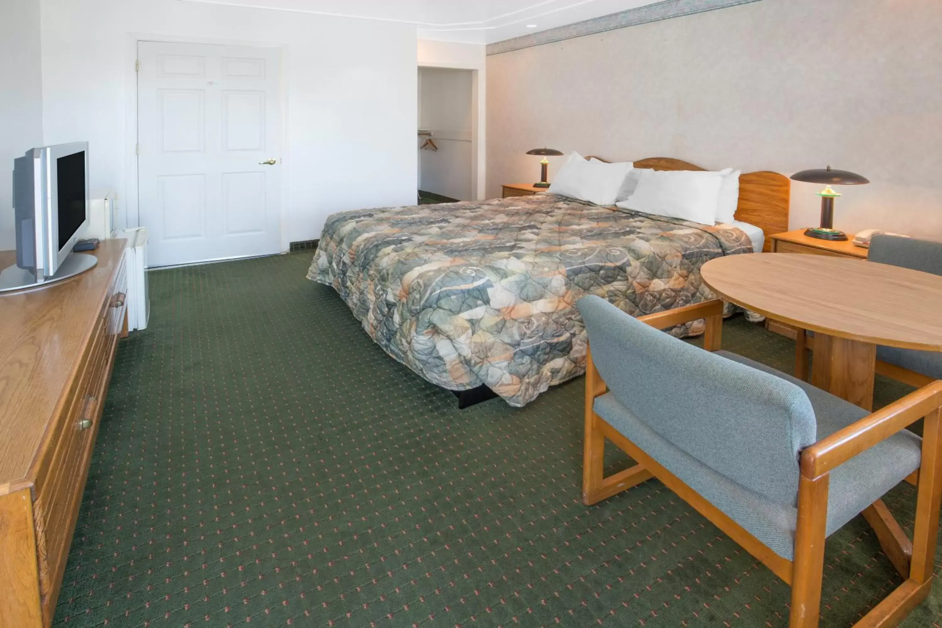 Bedroom, Room Photo in Days Inn by Wyndham Oroville