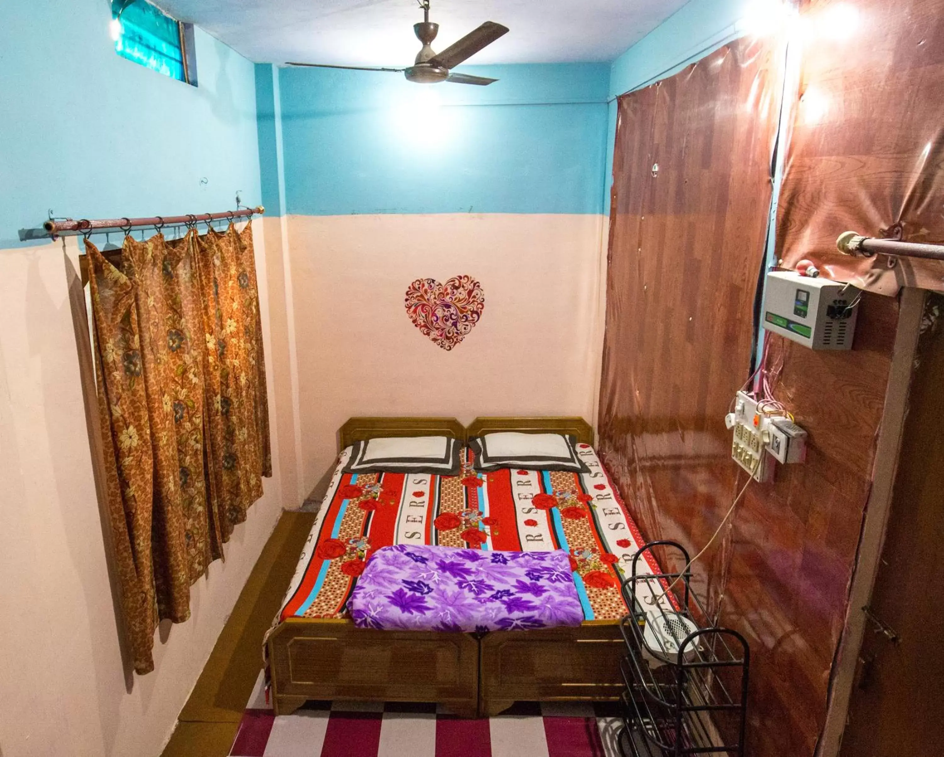 Bed in Somit Paying Guest House